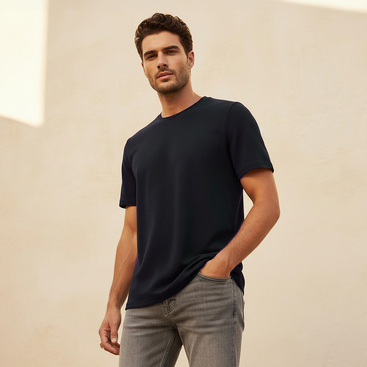 تيشيرت بارز الملمس بقصّة سليم وياقة ضيّقة وأكمام قصيرة من أيكونيك-men-clothing-tshirtsandpolos-tshirts-image-1