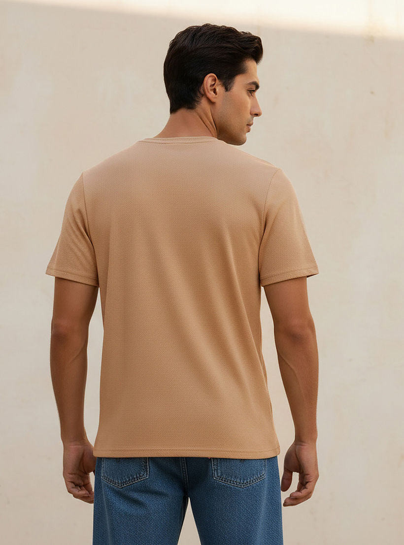 تيشيرت بارز الملمس بقصّة سليم وياقة ضيّقة وأكمام قصيرة من أيكونيك-men-clothing-tshirtsandpolos-tshirts-image-4