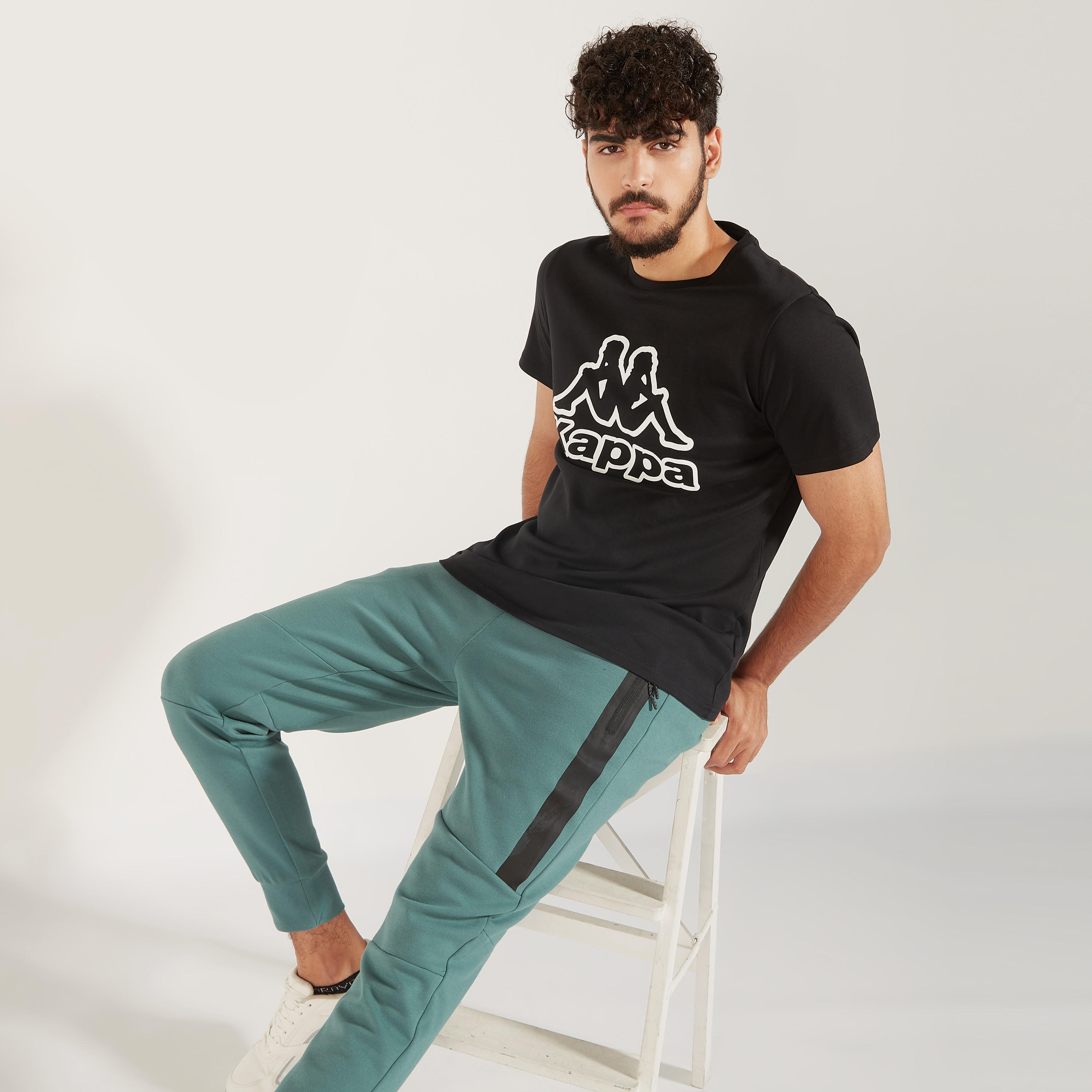 تيشيرت بقصّة عادية وياقة ضيّقة وأكمام قصيرة وطبعات من كابا-men-clothing-tshirtsandpolos-tshirts-image-1