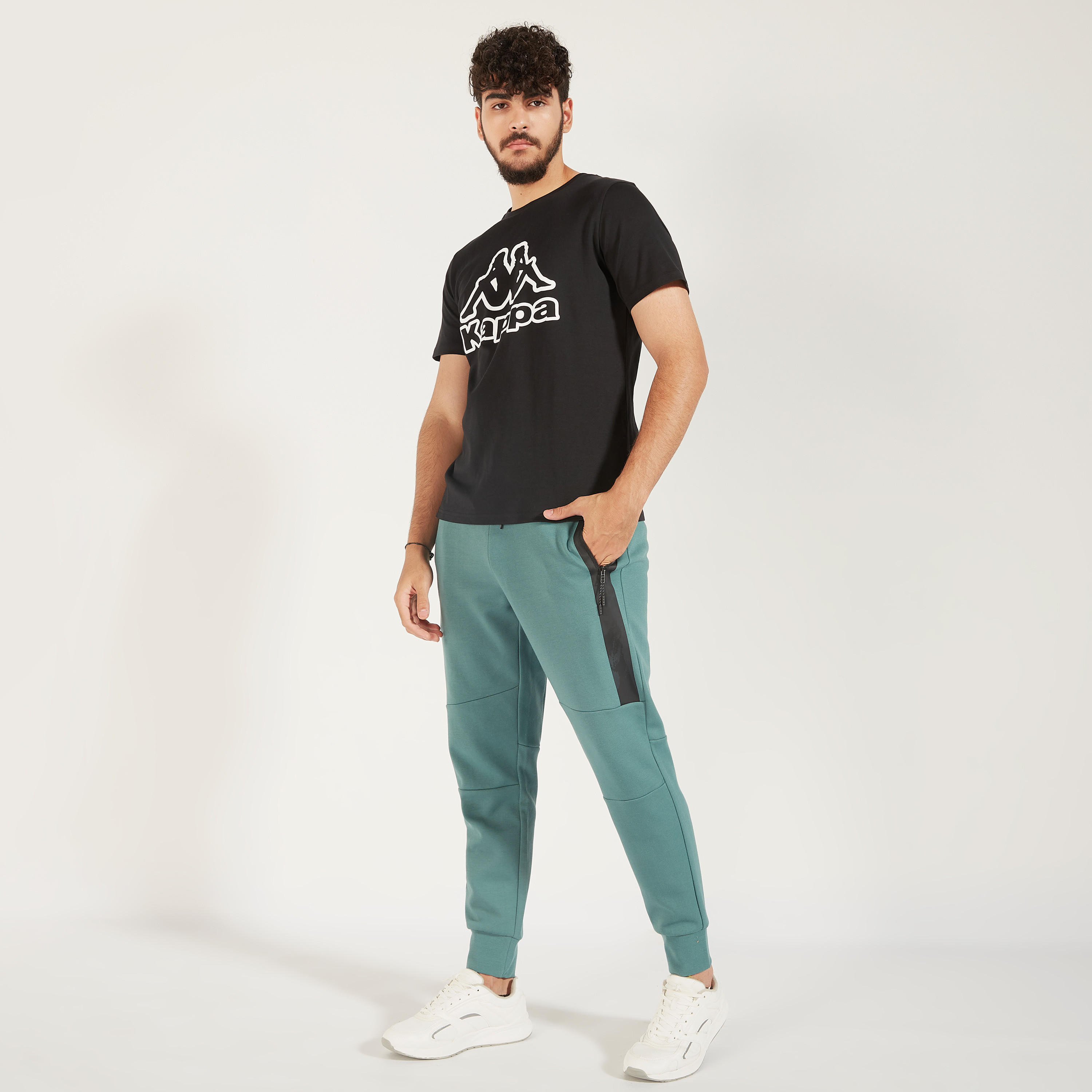 تيشيرت بقصّة عادية وياقة ضيّقة وأكمام قصيرة وطبعات من كابا-men-clothing-tshirtsandpolos-tshirts-image-2