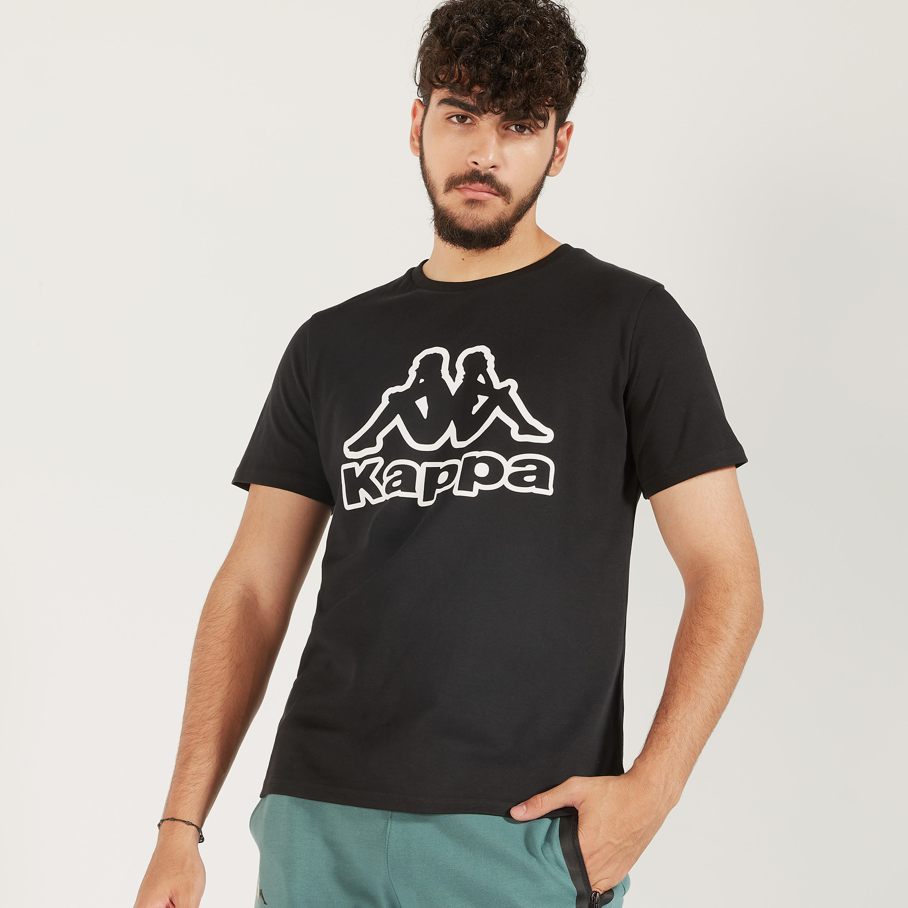 تيشيرت بقصّة عادية وياقة ضيّقة وأكمام قصيرة وطبعات من كابا-men-clothing-tshirtsandpolos-tshirts-image-3