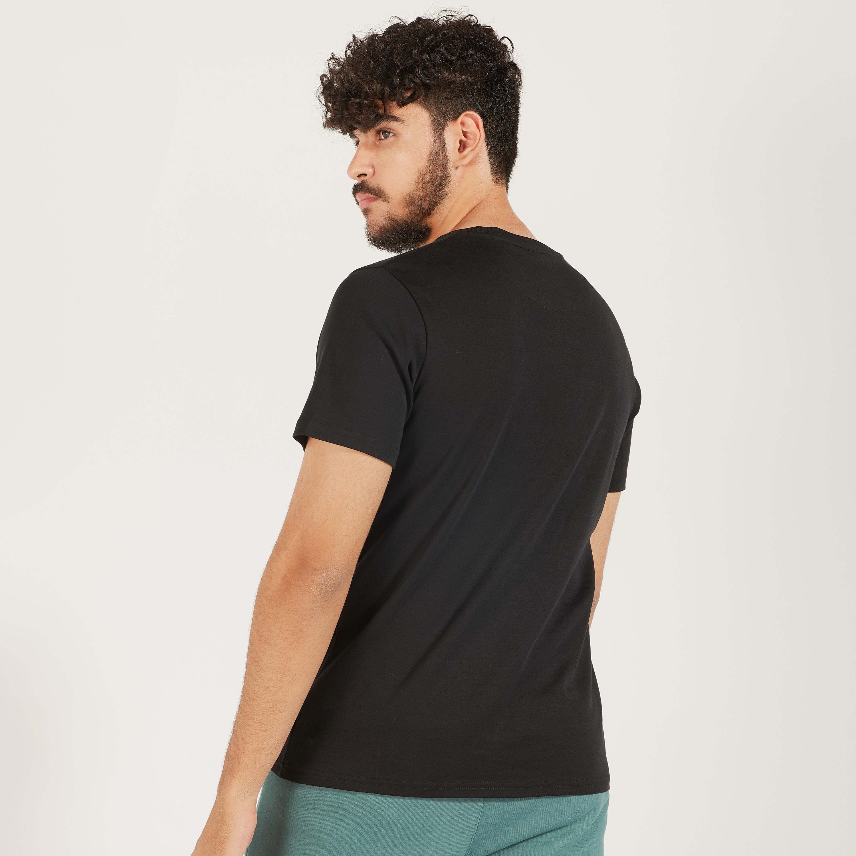 تيشيرت بقصّة عادية وياقة ضيّقة وأكمام قصيرة وطبعات من كابا-men-clothing-tshirtsandpolos-tshirts-image-4