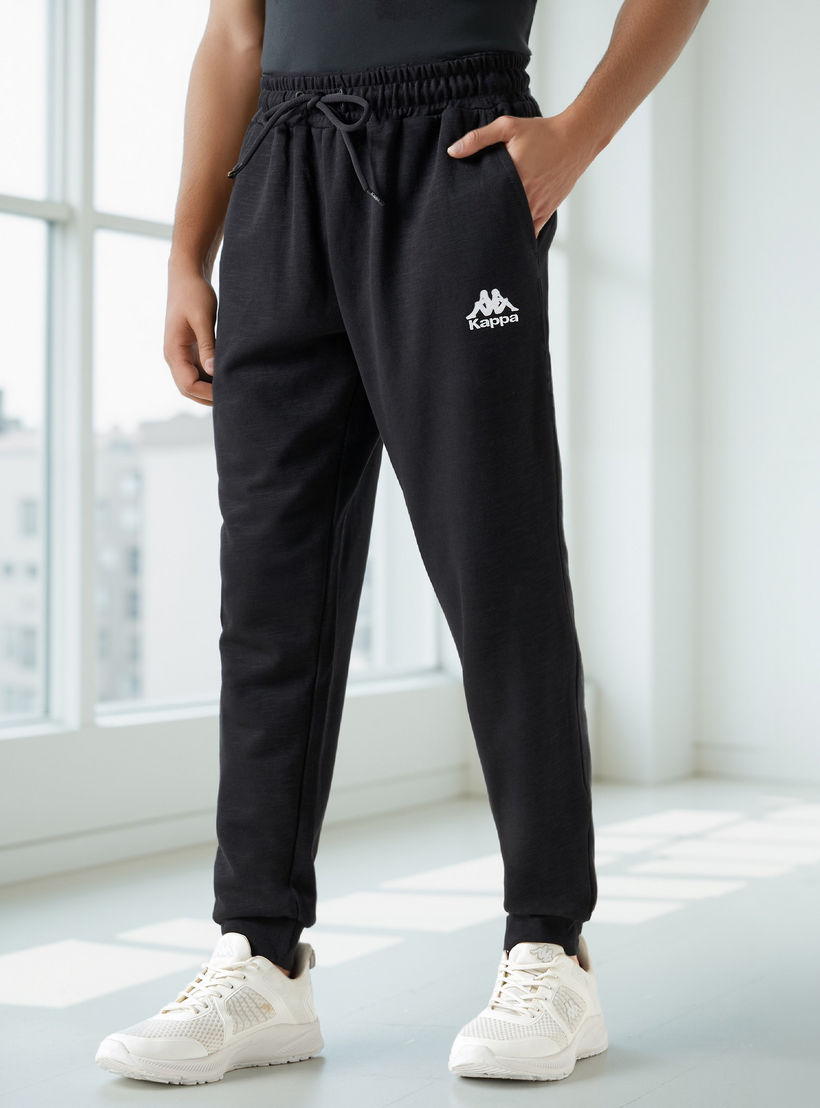 بنطلون رياضي بقصّة مريحة ورباط إغلاق وجيوب من كابا-men-clothing-sportswearandactivewear-bottoms-joggers-image-1