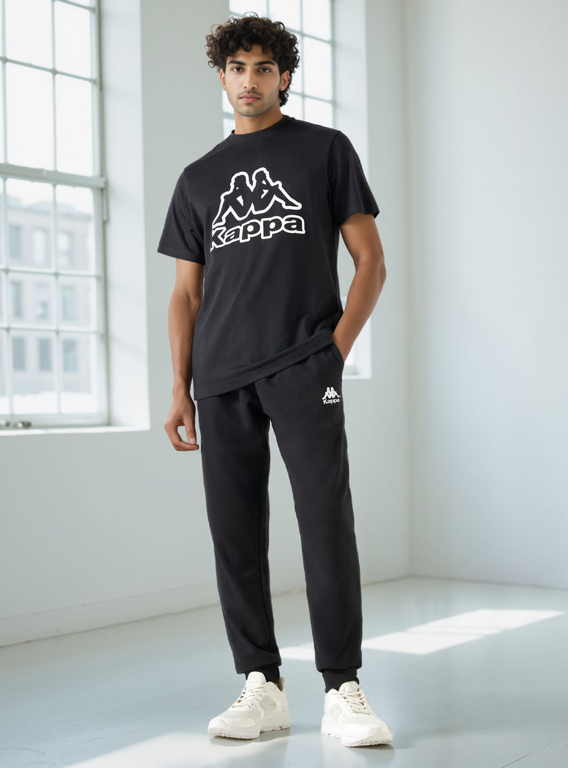 بنطلون رياضي بقصّة مريحة ورباط إغلاق وجيوب من كابا-men-clothing-sportswearandactivewear-bottoms-joggers-image-2