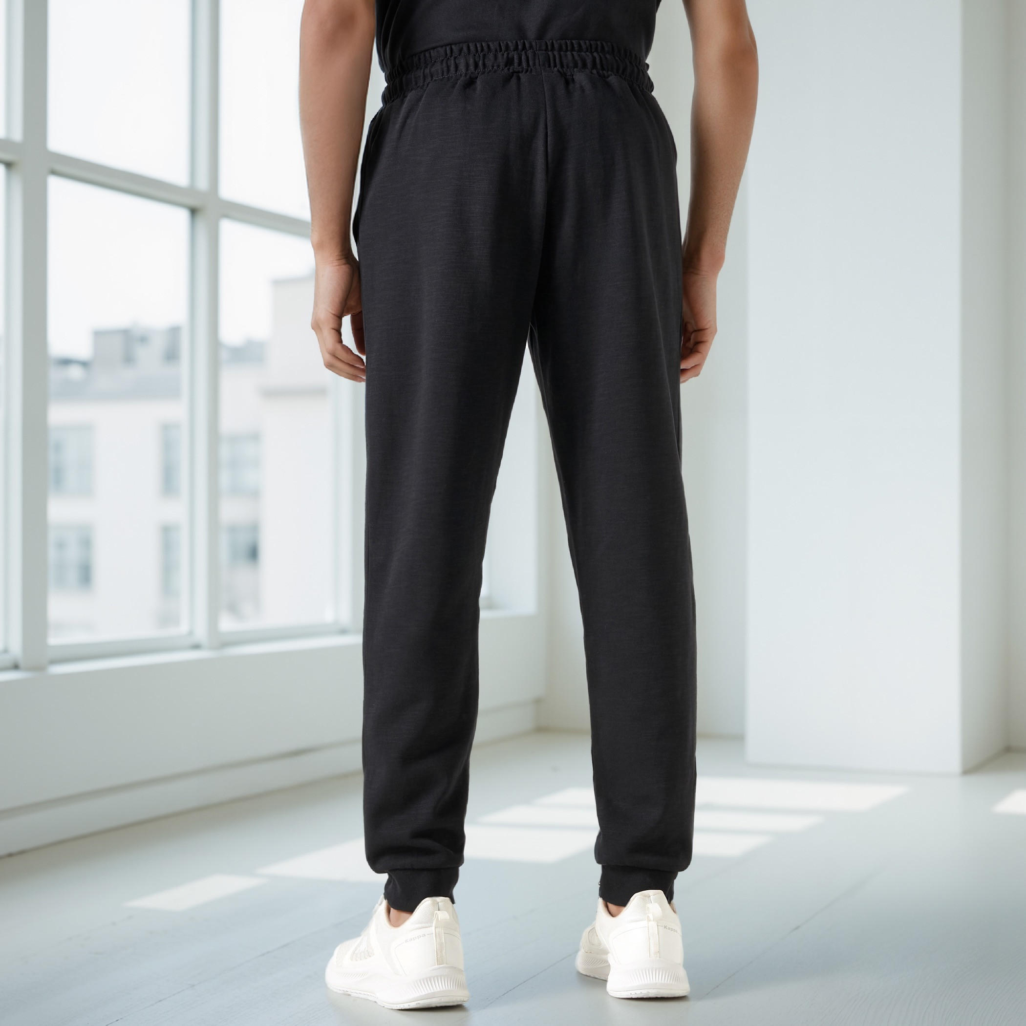 بنطلون رياضي بقصّة مريحة ورباط إغلاق وجيوب من كابا-men-clothing-sportswearandactivewear-bottoms-joggers-image-3