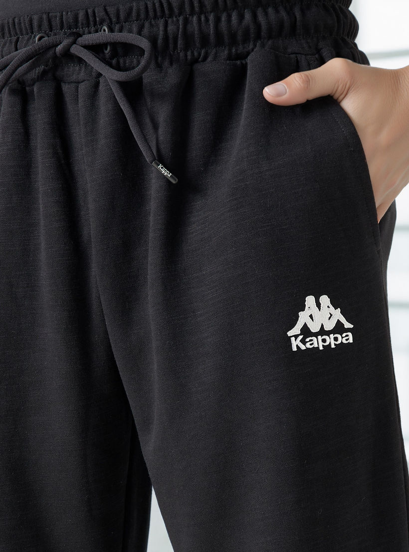 بنطلون رياضي بقصّة مريحة ورباط إغلاق وجيوب من كابا-men-clothing-sportswearandactivewear-bottoms-joggers-image-4
