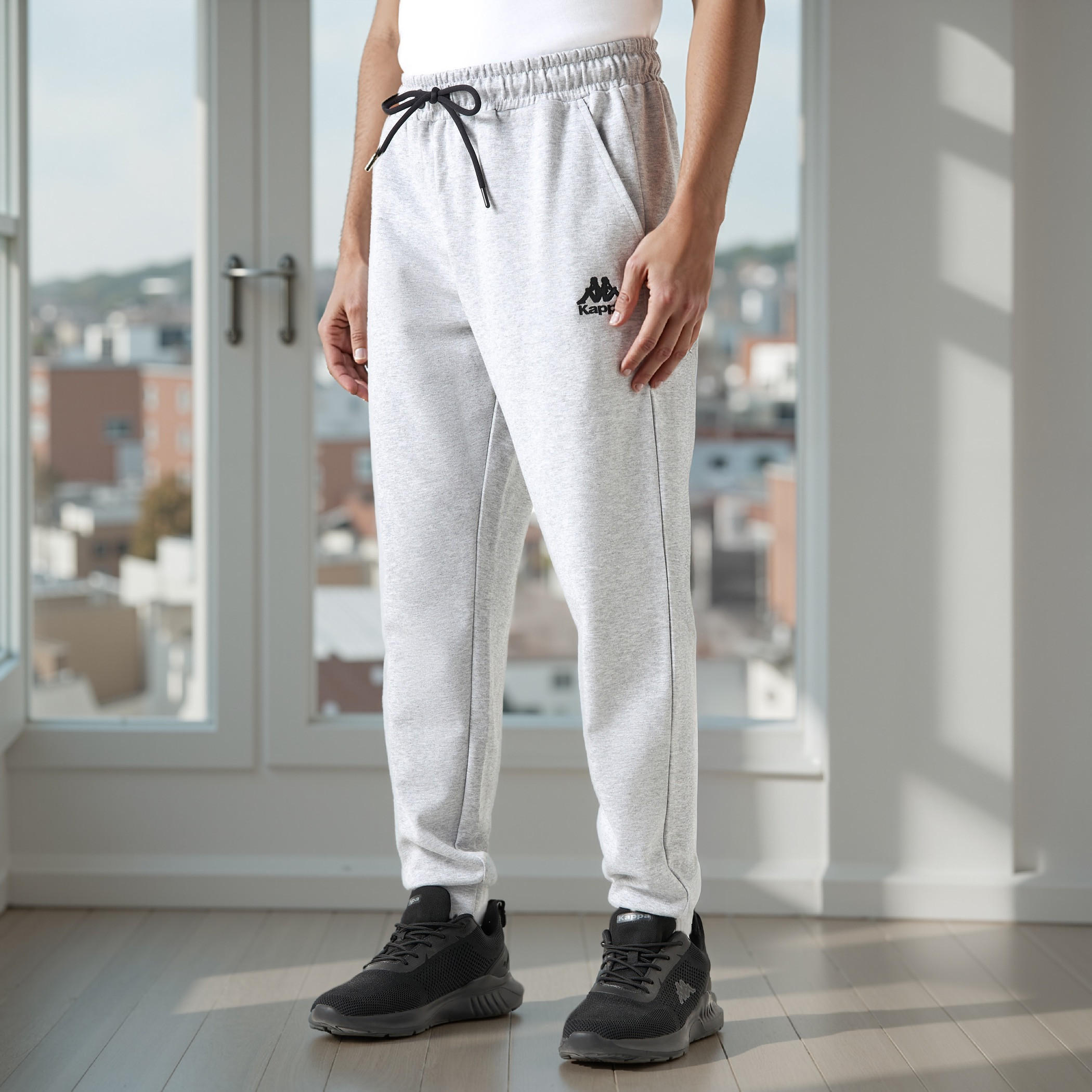 بنطلون رياضي بقصّة مريحة ورباط إغلاق وجيوب من كابا-men-clothing-sportswearandactivewear-bottoms-joggers-image-1