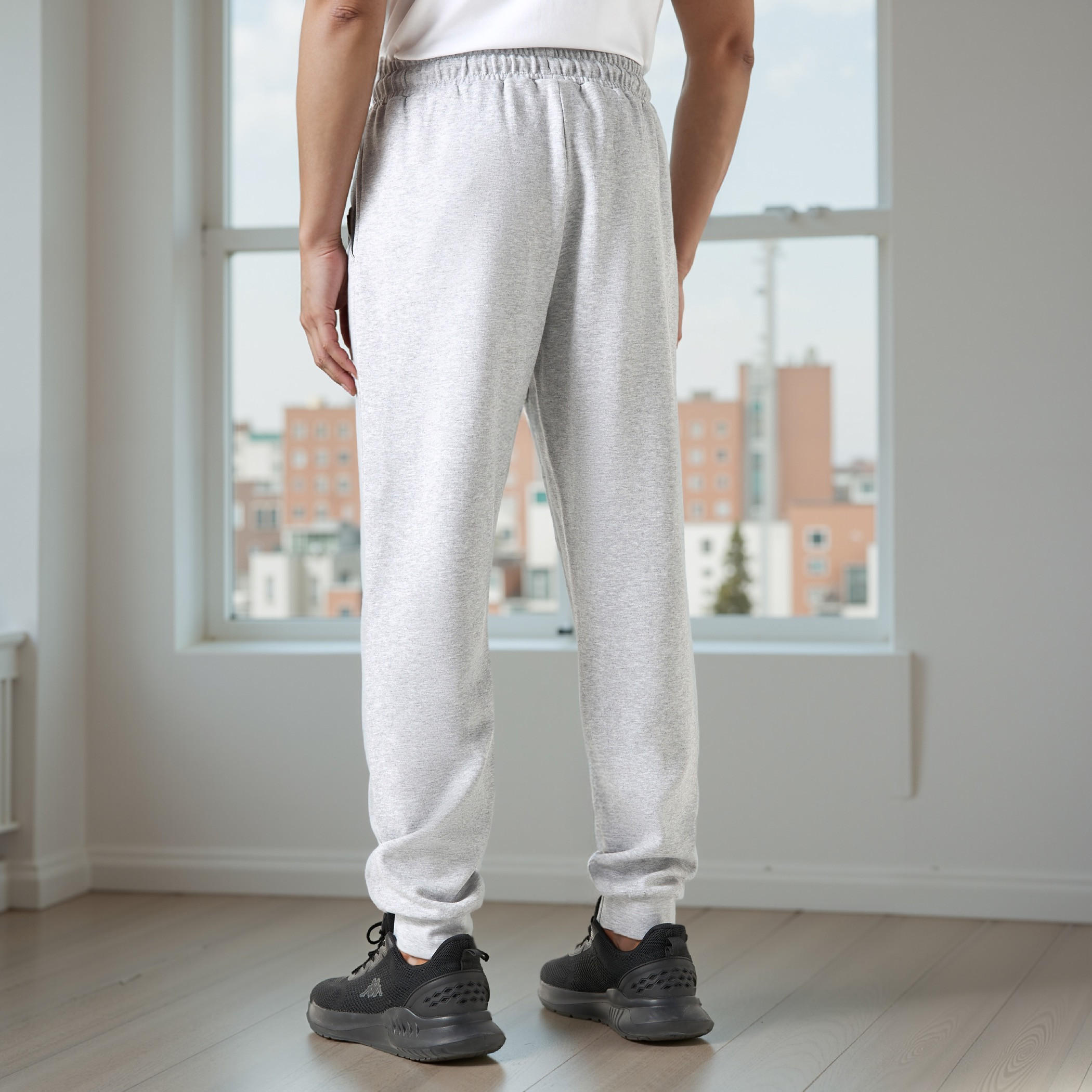 بنطلون رياضي بقصّة مريحة ورباط إغلاق وجيوب من كابا-men-clothing-sportswearandactivewear-bottoms-joggers-image-3