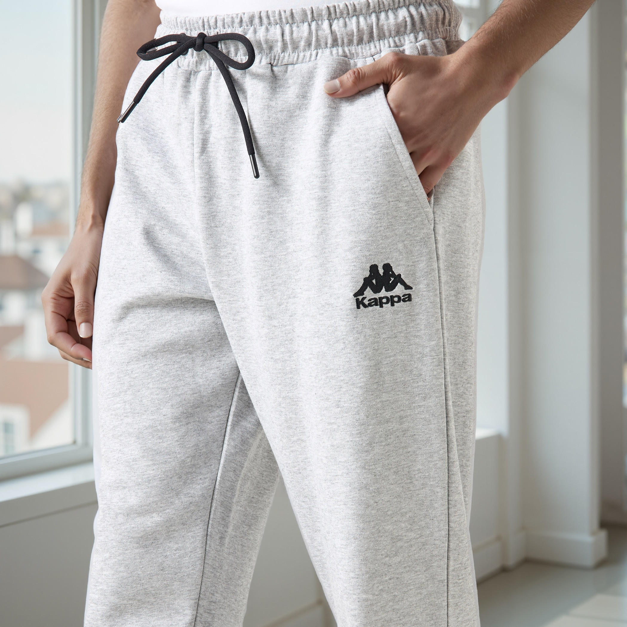 بنطلون رياضي بقصّة مريحة ورباط إغلاق وجيوب من كابا-men-clothing-sportswearandactivewear-bottoms-joggers-image-4