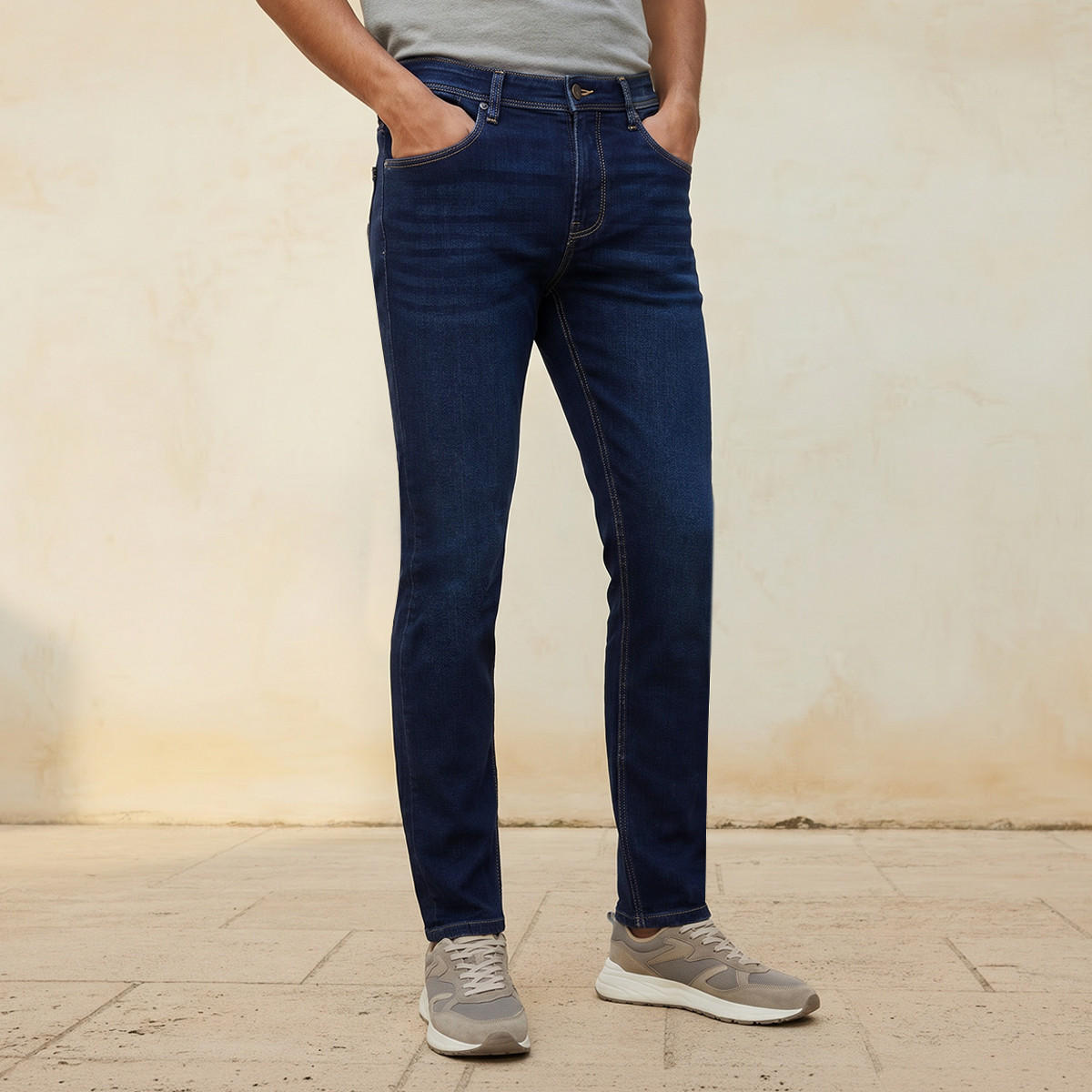 بنطلون جينز بقصة مدببة وجيوب-men-clothing-jeans-image-1