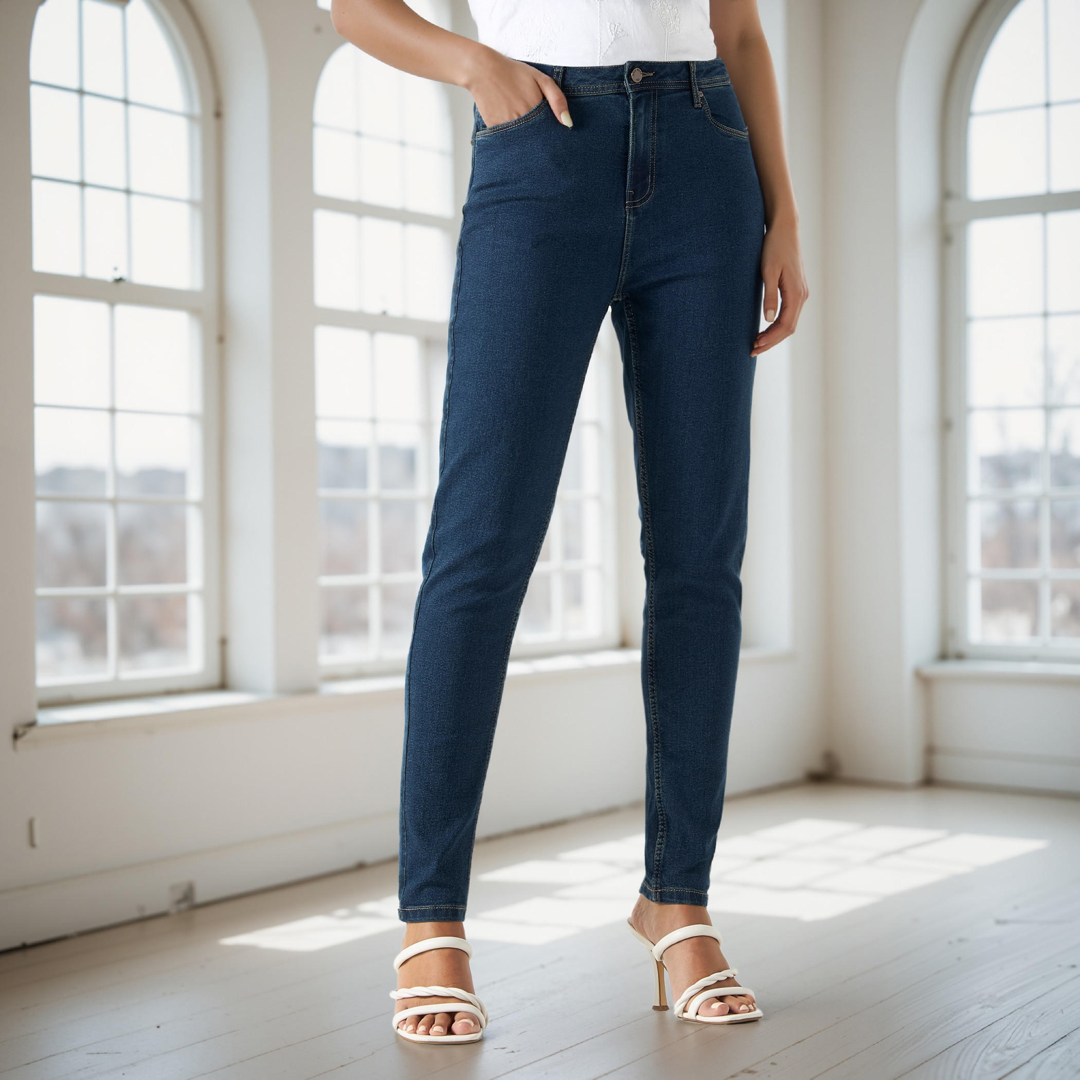 بنطلون جينز بقصّة سكيني وجيوب-women-clothing-bottoms-jeans-image-4