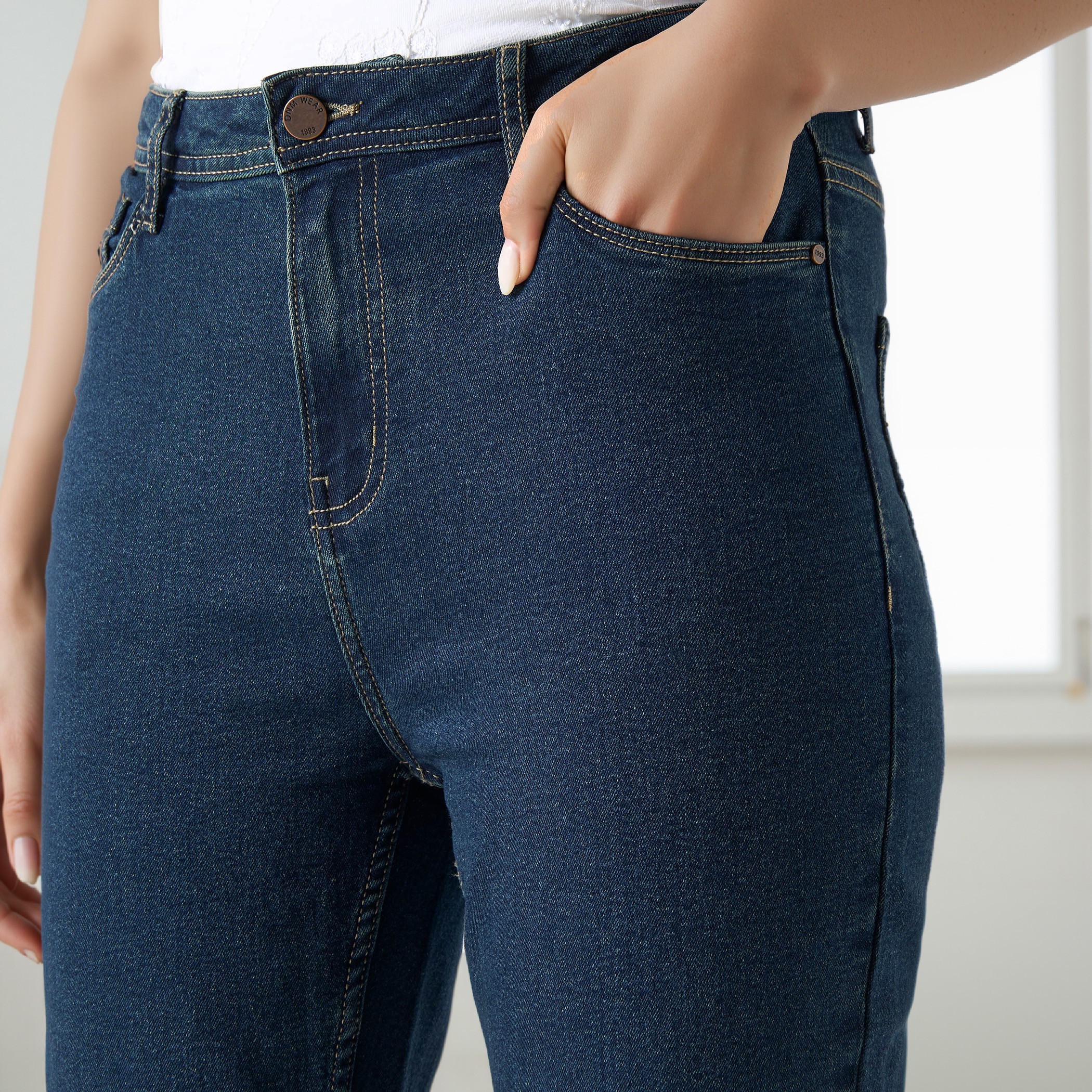 بنطلون جينز بقصّة سكيني وجيوب-women-clothing-bottoms-jeans-image-1
