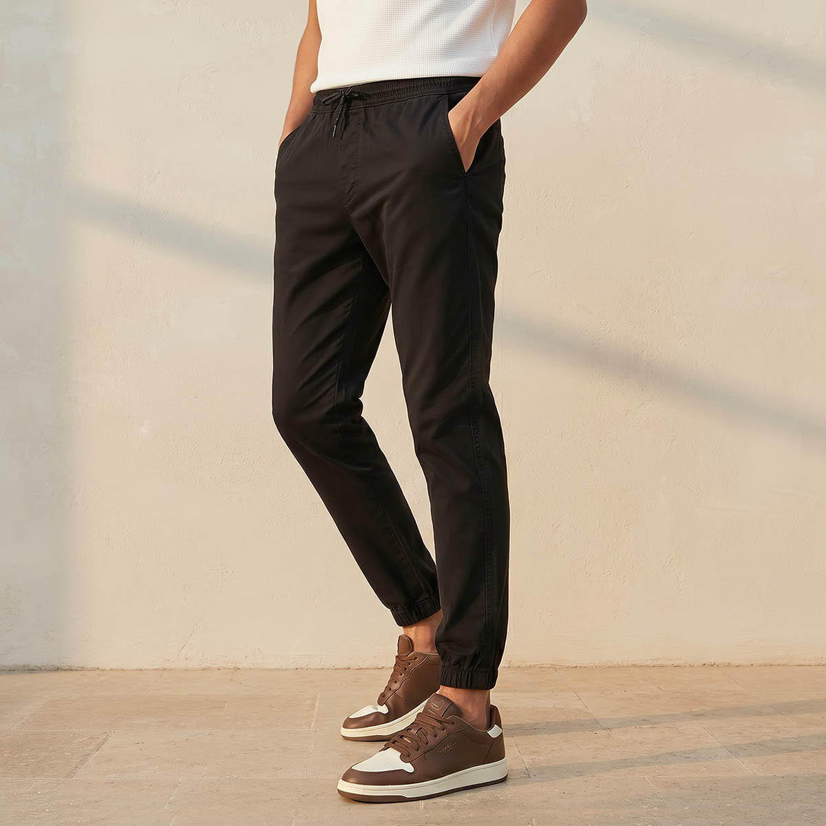 بنطلون رياضي بقصّة سليم للرجال-men-clothing-bottoms-joggers-image-1