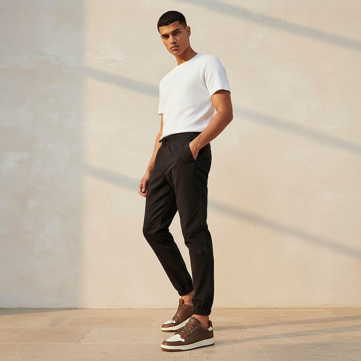 بنطلون رياضي بقصّة سليم للرجال-men-clothing-bottoms-joggers-image-3