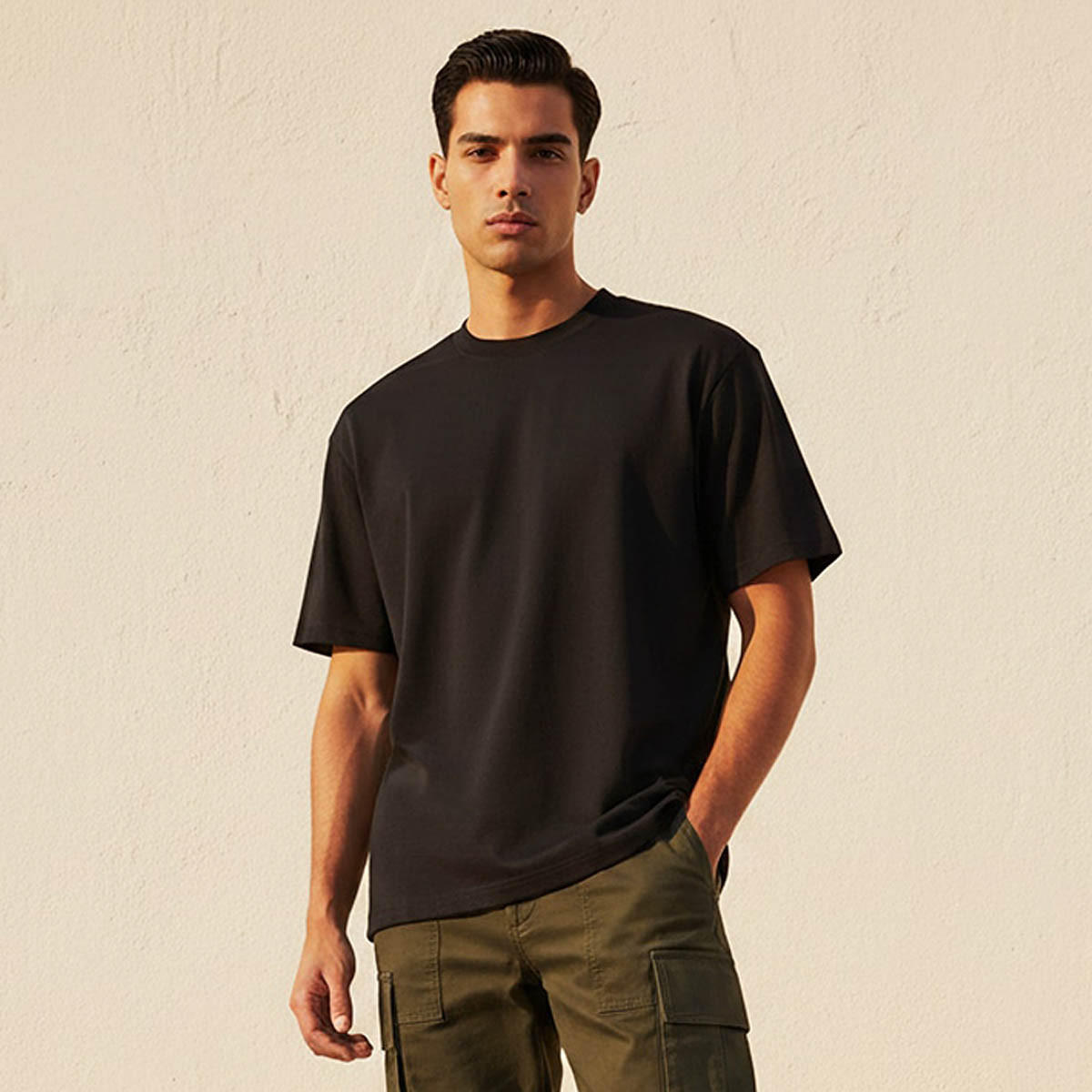تيشيرت بقصّة مريحة وياقة ضيقة وأكمام قصيرة للرجال-men-clothing-tshirtsandpolos-tshirts-image-1