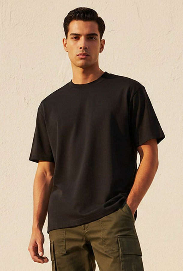 تيشيرت بقصّة مريحة وياقة ضيقة وأكمام قصيرة للرجال-men-clothing-tshirtsandpolos-tshirts-image-1