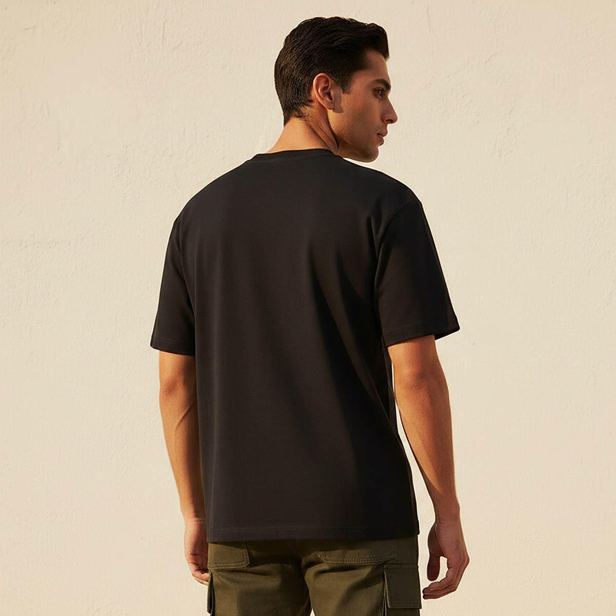 تيشيرت بقصّة مريحة وياقة ضيقة وأكمام قصيرة للرجال-men-clothing-tshirtsandpolos-tshirts-image-4