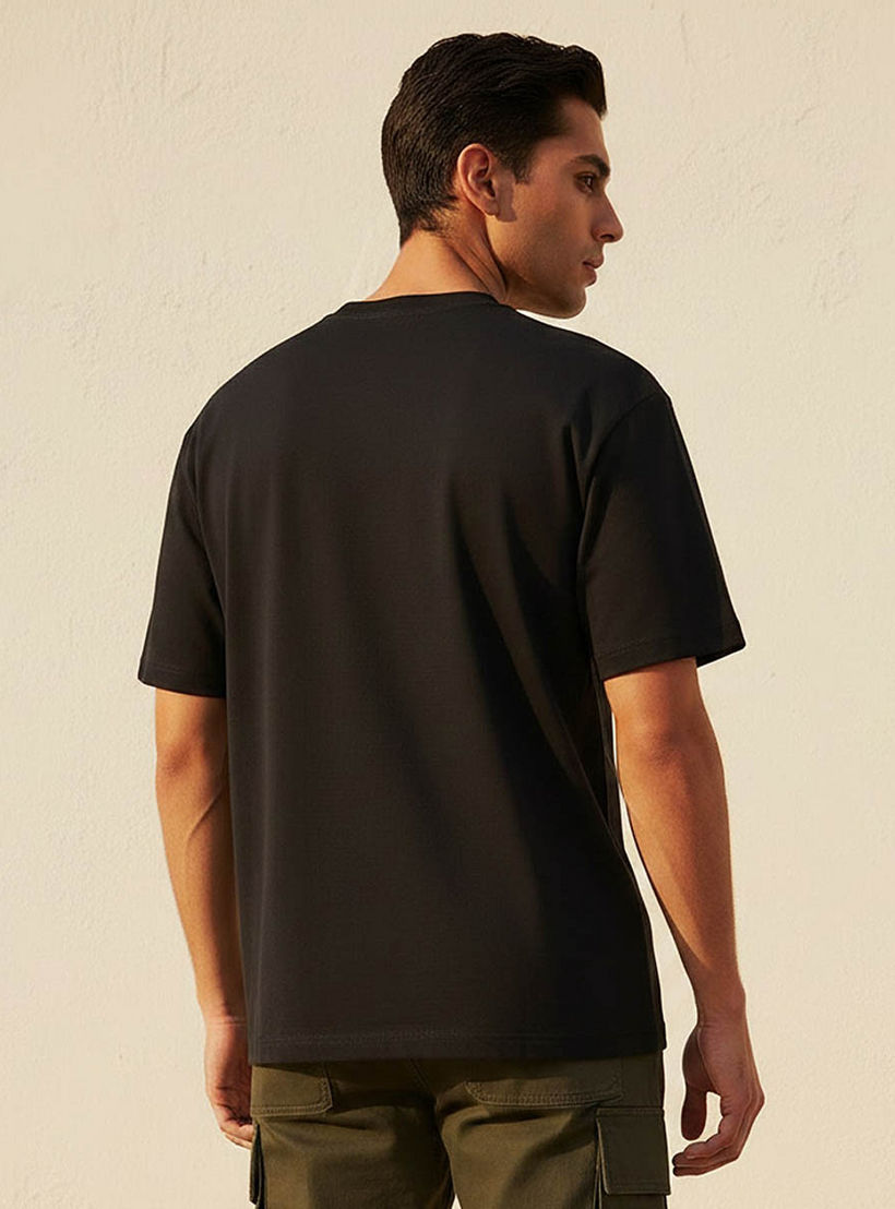 تيشيرت بقصّة مريحة وياقة ضيقة وأكمام قصيرة للرجال-men-clothing-tshirtsandpolos-tshirts-image-4
