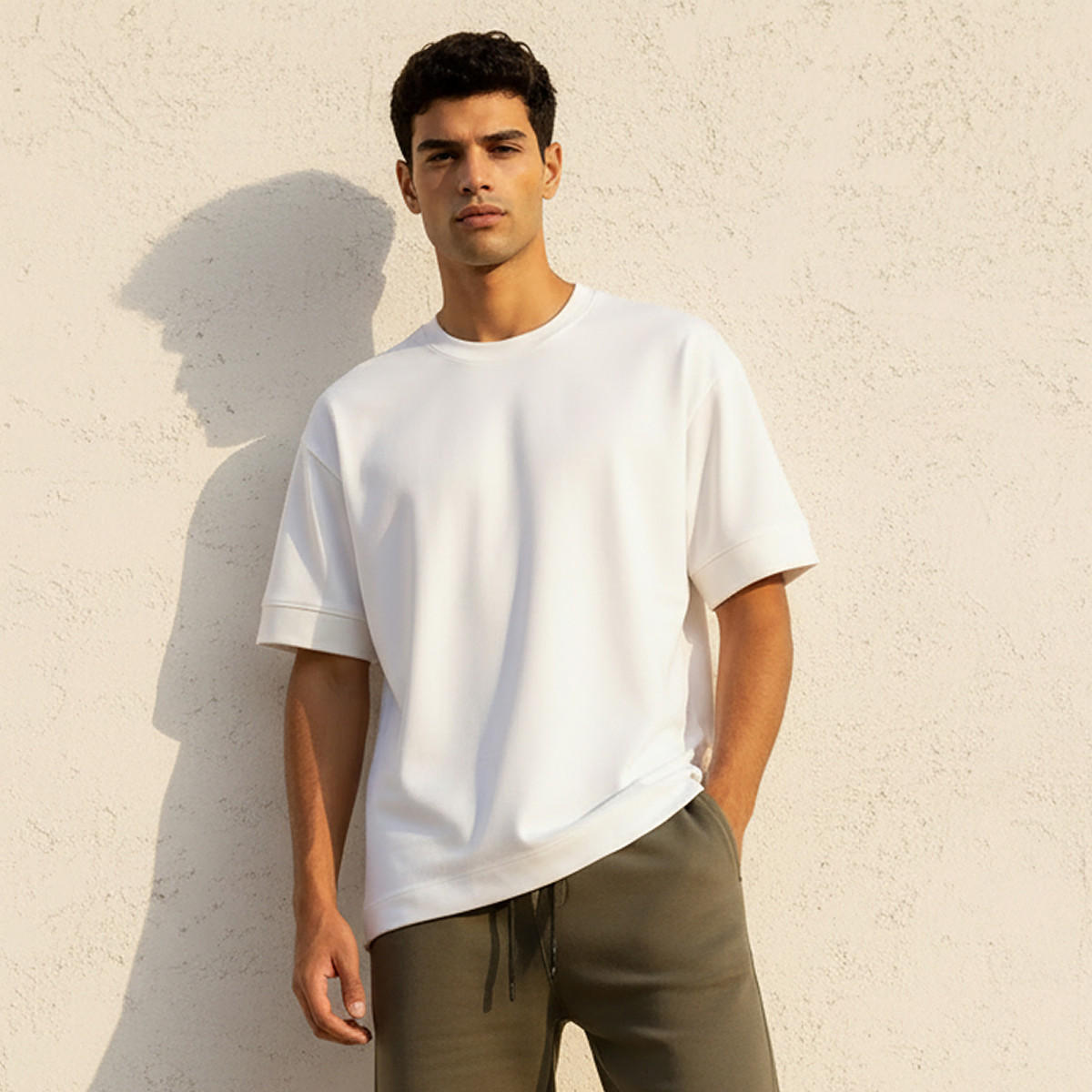 تيشيرت بقصّة عادية وياقة ضيقة وأكمام قصيرة للرجال-men-clothing-tshirtsandpolos-tshirts-image-1