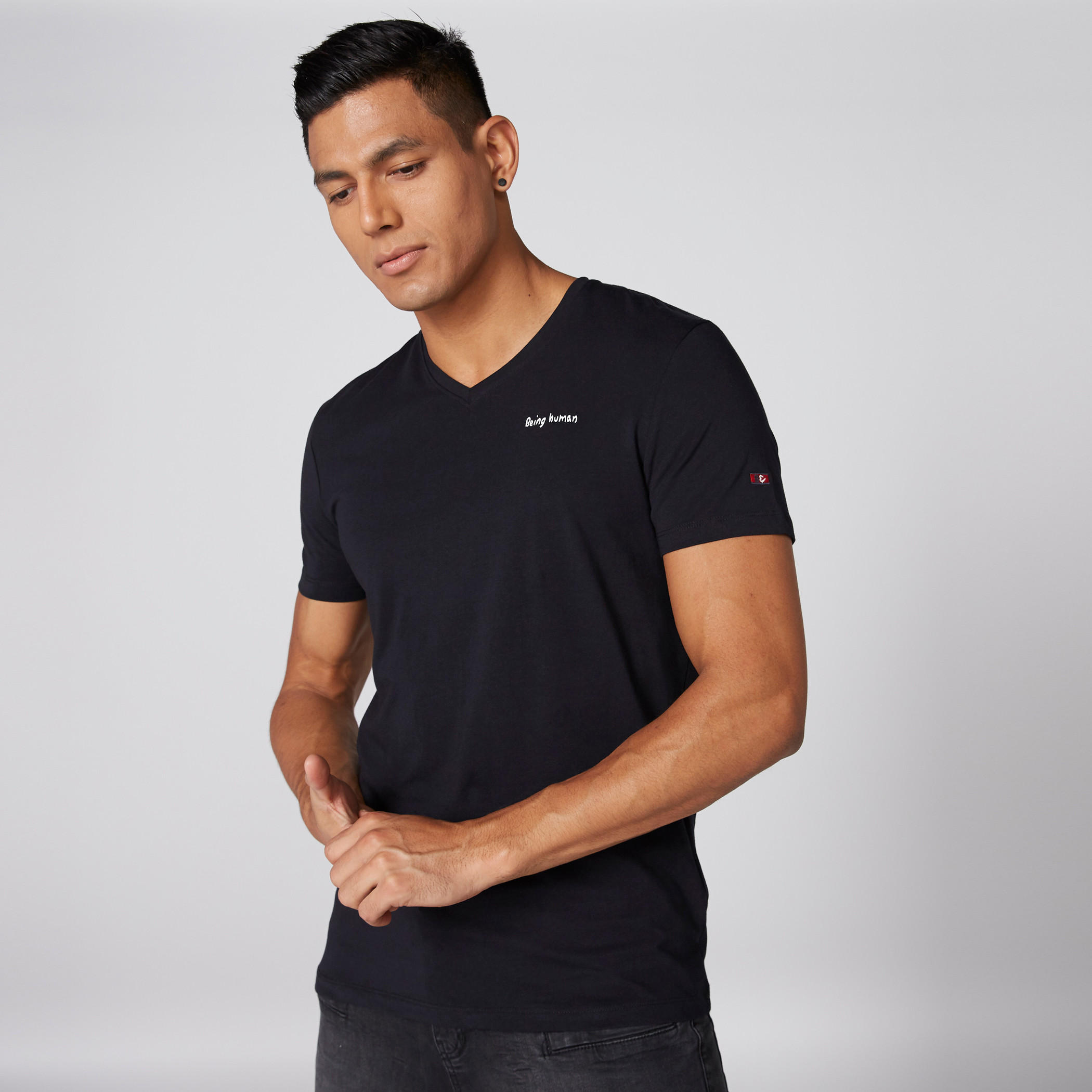تيشيرت بياقة V وأكمام قصيرة وطبعات بيينج هيومان-men-clothing-tshirtsandpolos-tshirts-image-1