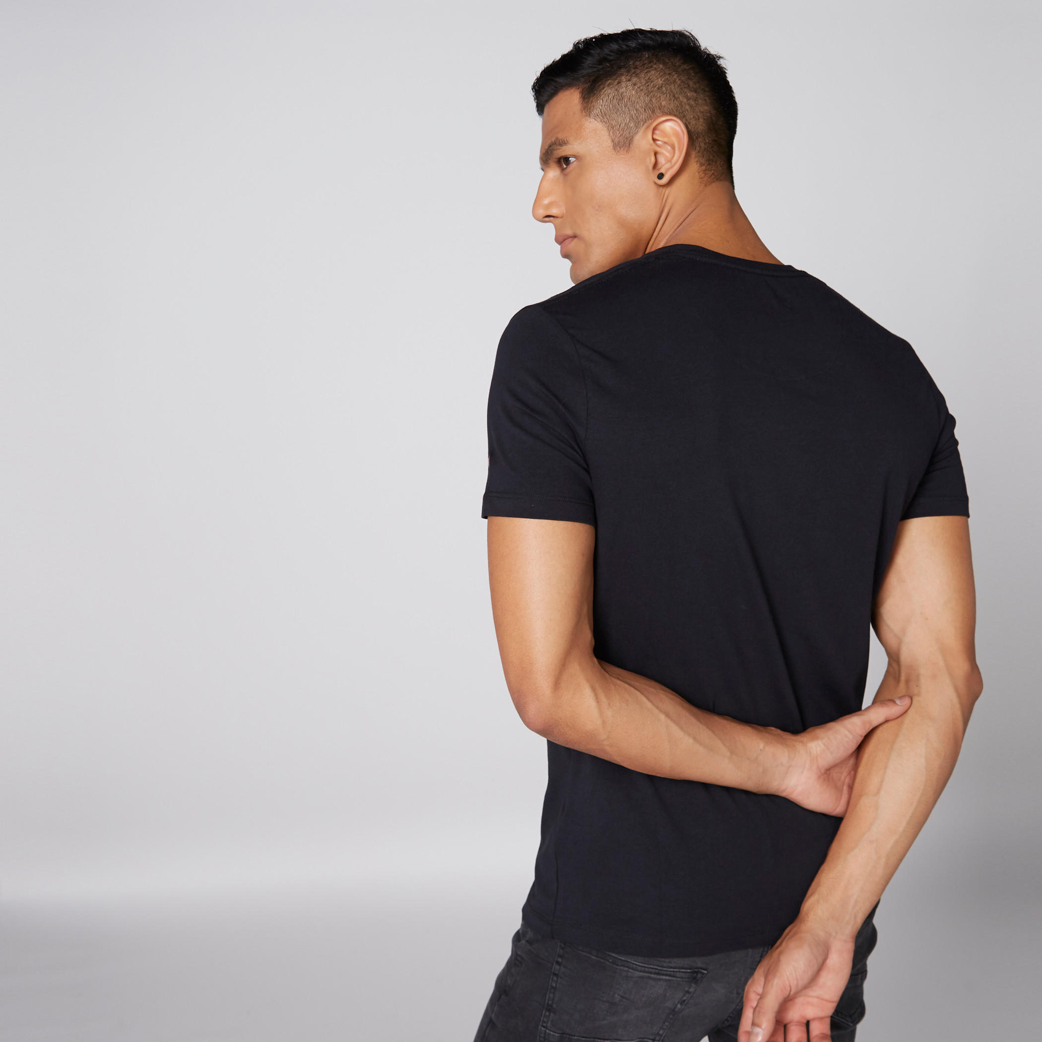 تيشيرت بياقة V وأكمام قصيرة وطبعات بيينج هيومان-men-clothing-tshirtsandpolos-tshirts-image-2