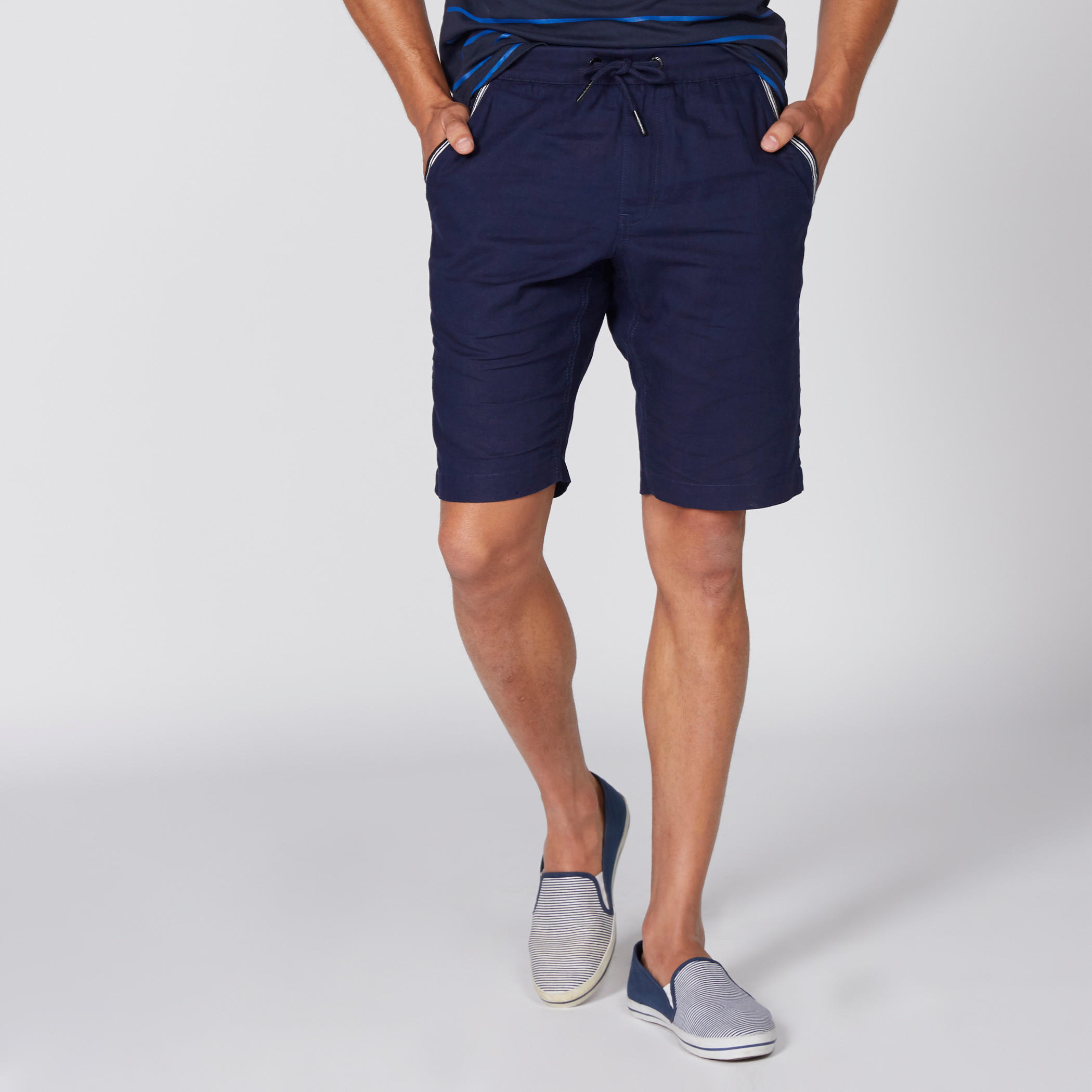 شورت بخصر مطّاطي وجيوب بيينج هيومان-men-clothing-bottoms-shorts-image-1