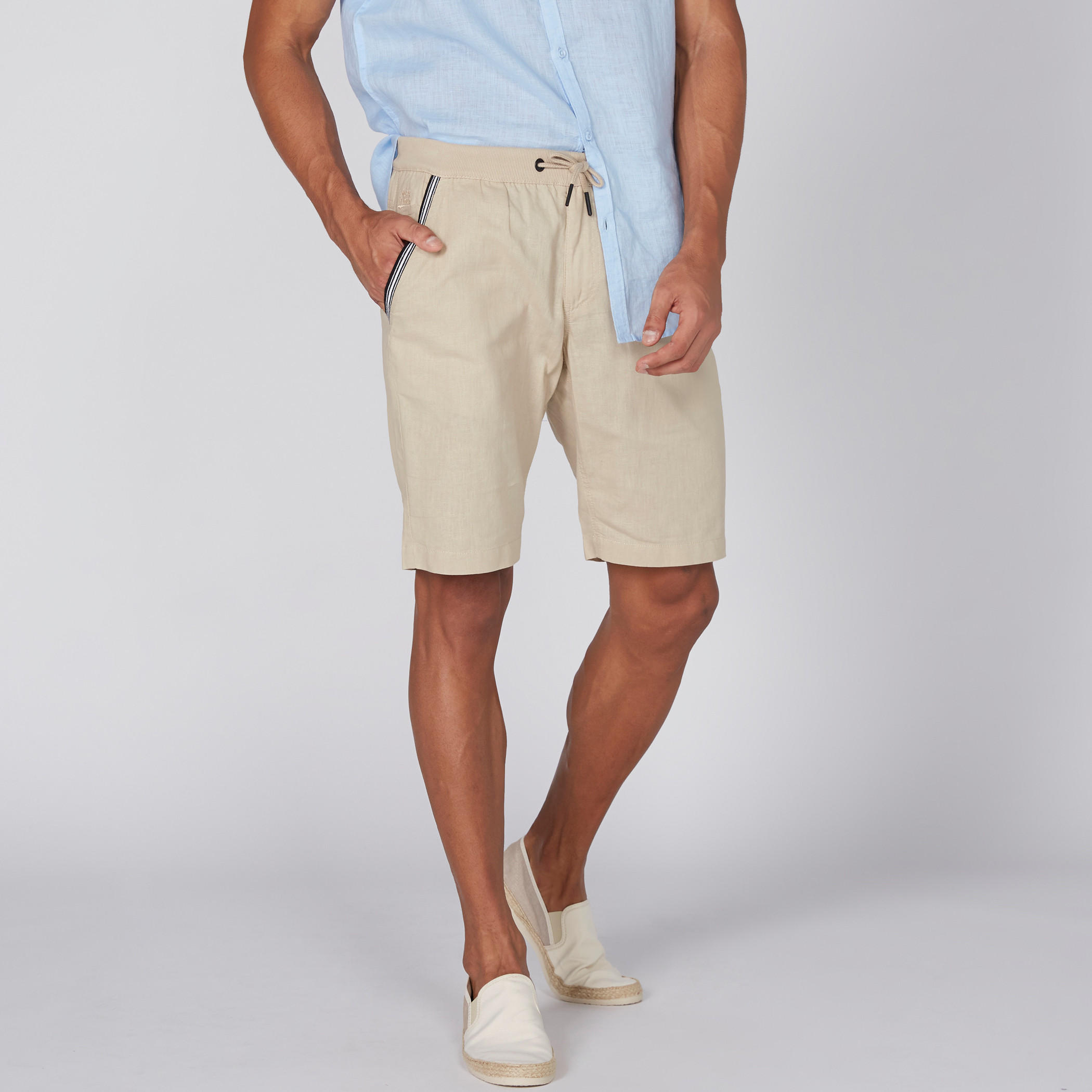 شورت بخصر مطّاطي وجيوب بيينج هيومان-men-clothing-bottoms-shorts-image-1