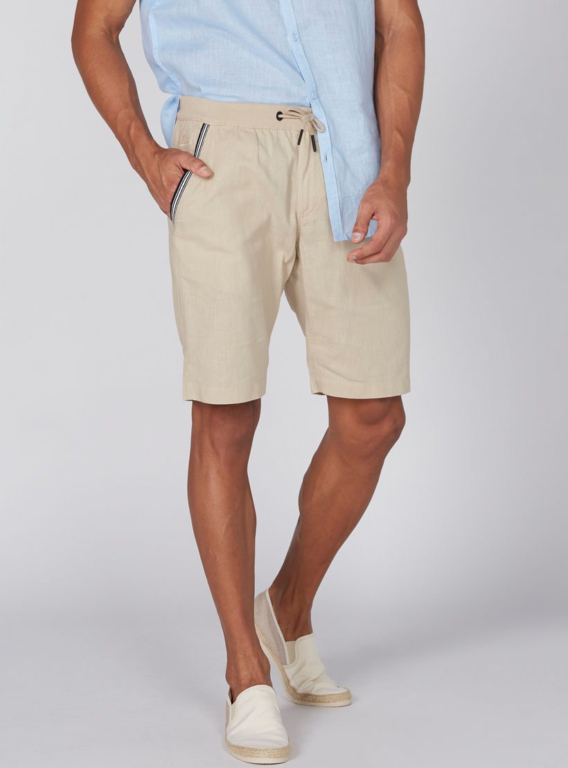 شورت بخصر مطّاطي وجيوب بيينج هيومان-men-clothing-bottoms-shorts-image-1