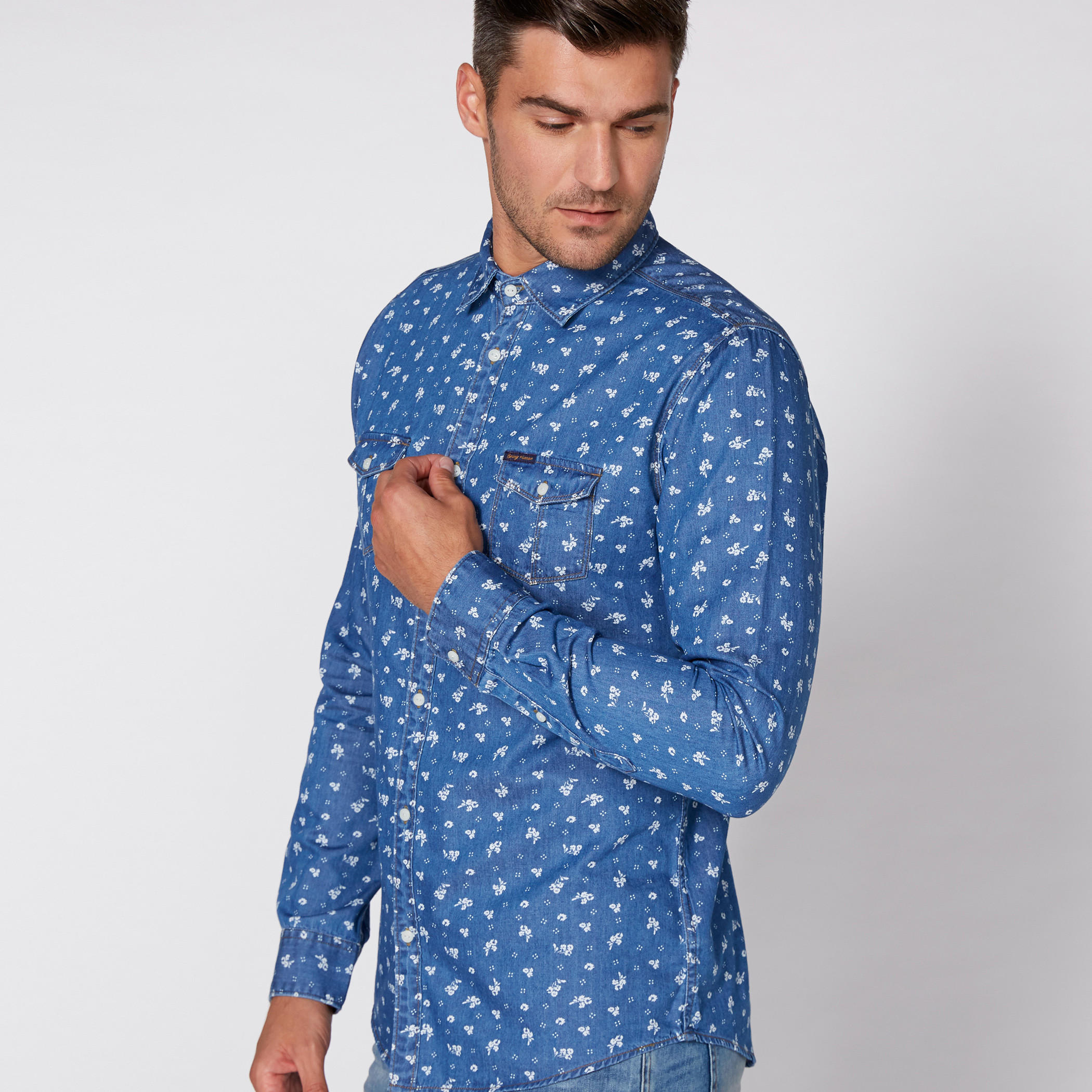 قميص من الدينم بأكمام طويلة وأزرار مع طبعات بيينج هيومن-men-clothing-shirts-image-2