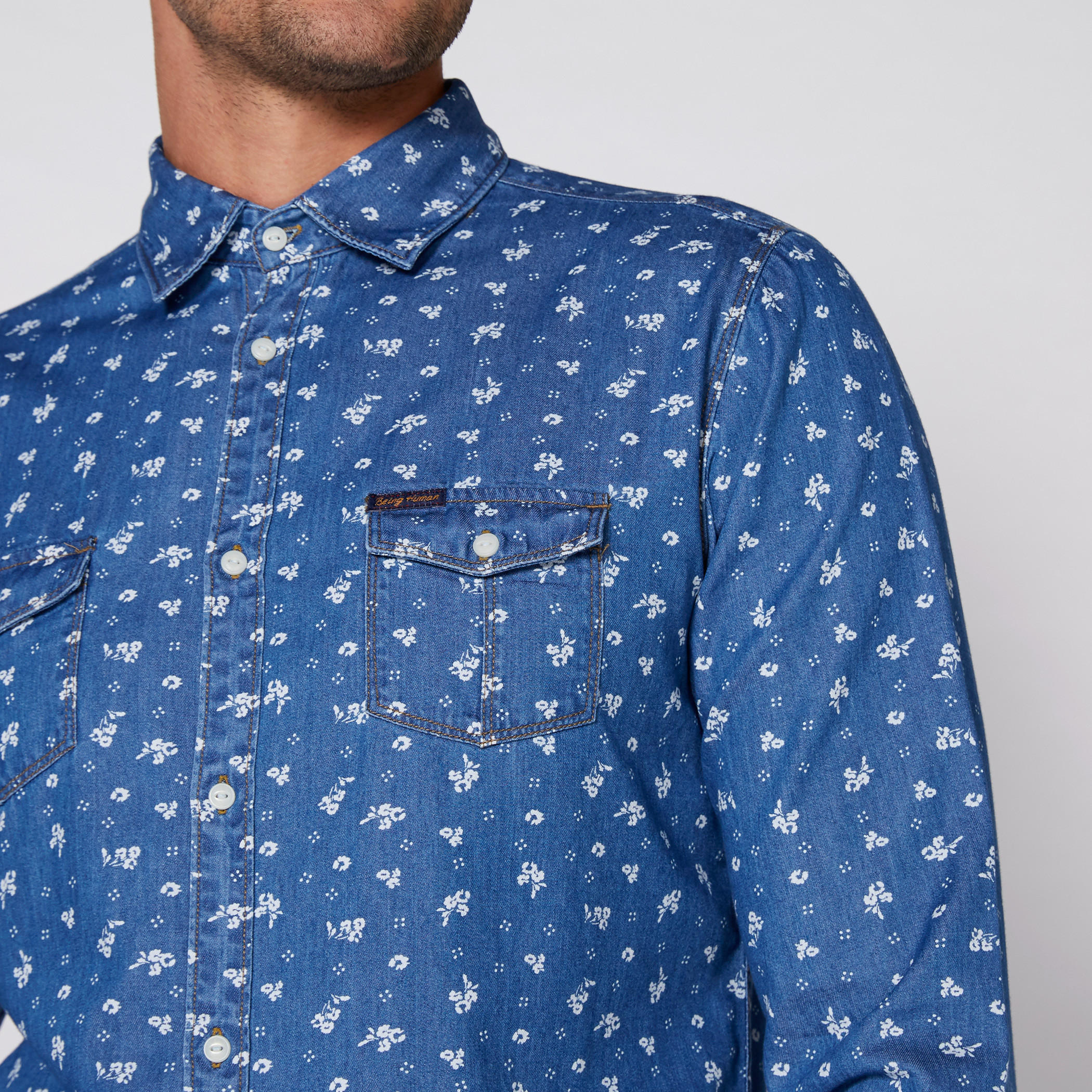 قميص من الدينم بأكمام طويلة وأزرار مع طبعات بيينج هيومن-men-clothing-shirts-image-3