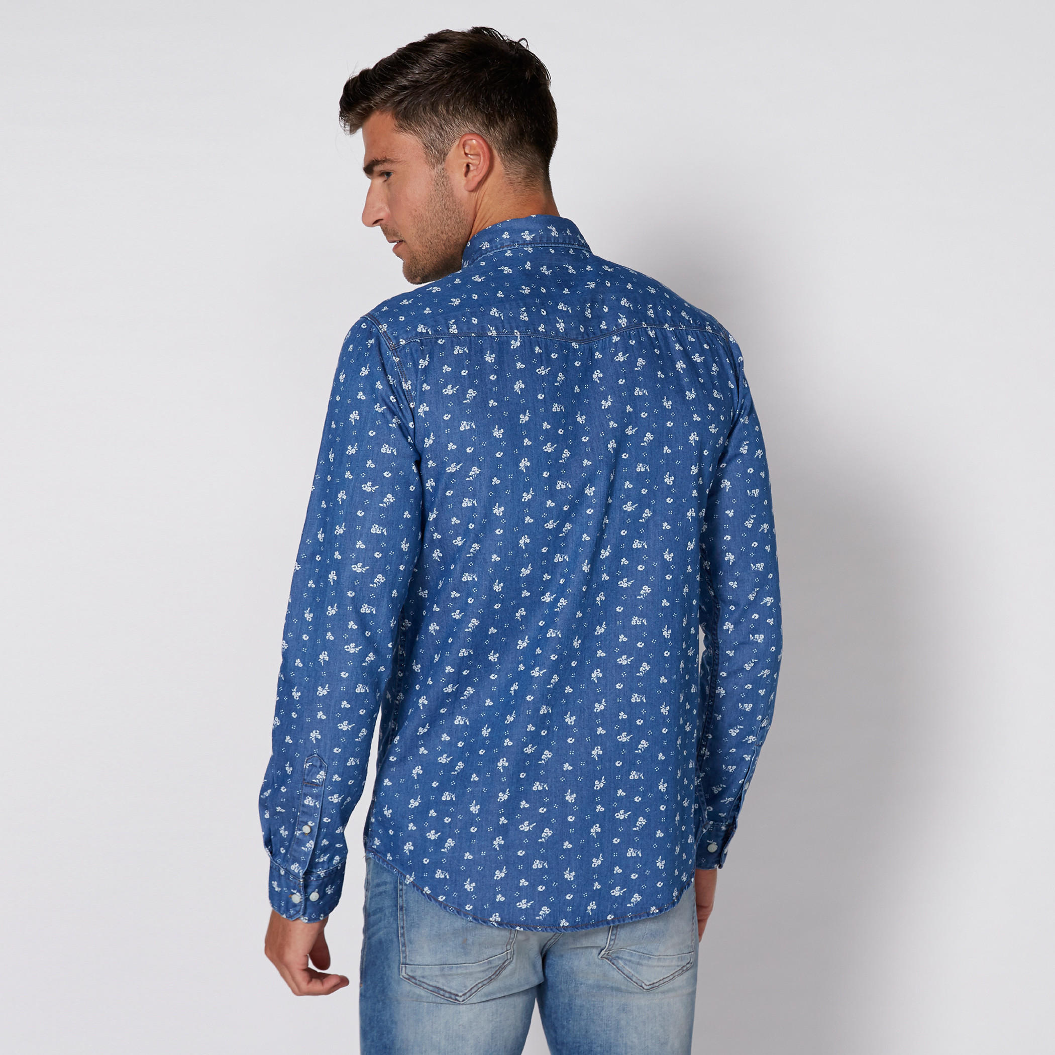 قميص من الدينم بأكمام طويلة وأزرار مع طبعات بيينج هيومن-men-clothing-shirts-image-4