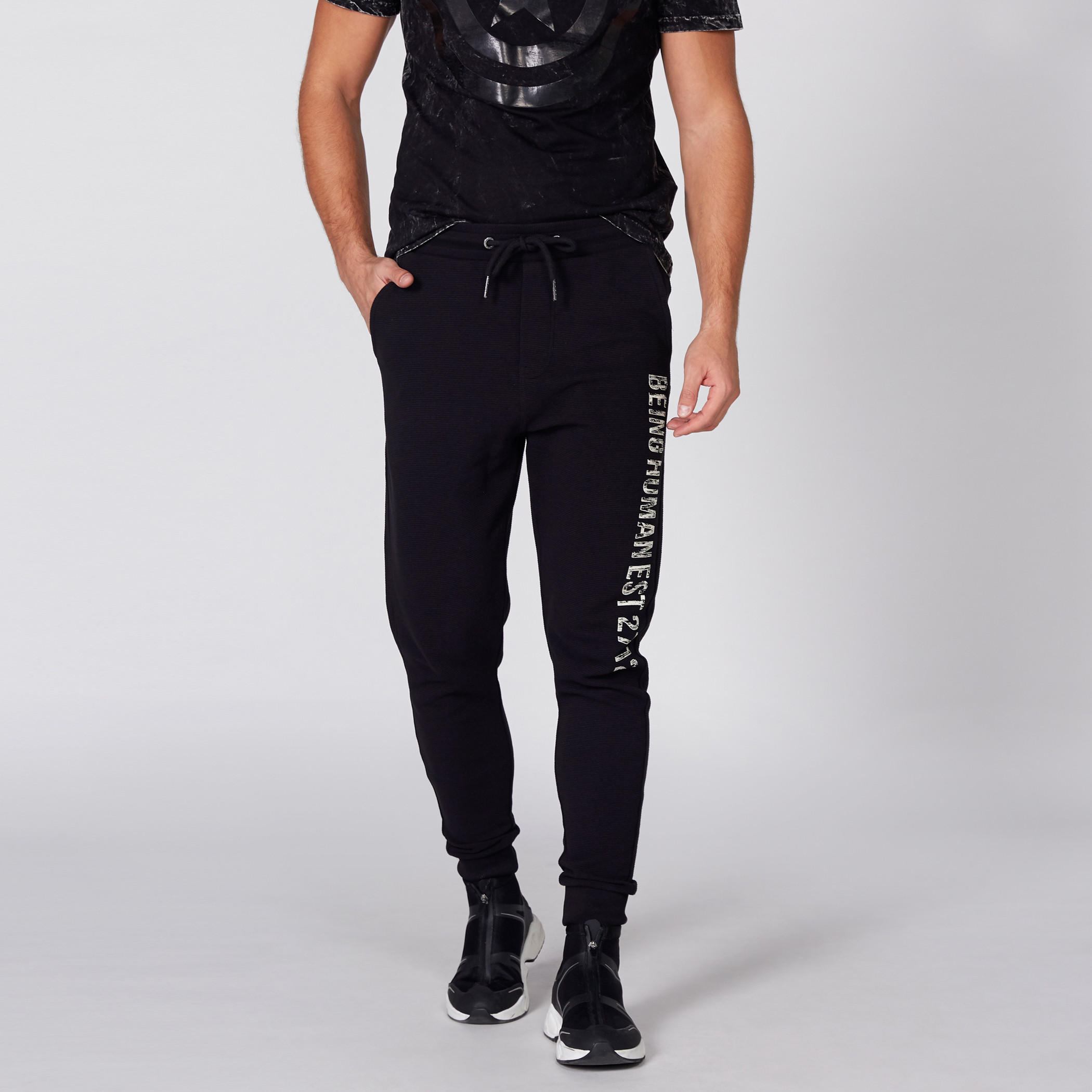 بنطال رياضي طويل بخصر مطّاطي وطبعات بيينج هيومن-men-clothing-bottoms-joggers-image-1
