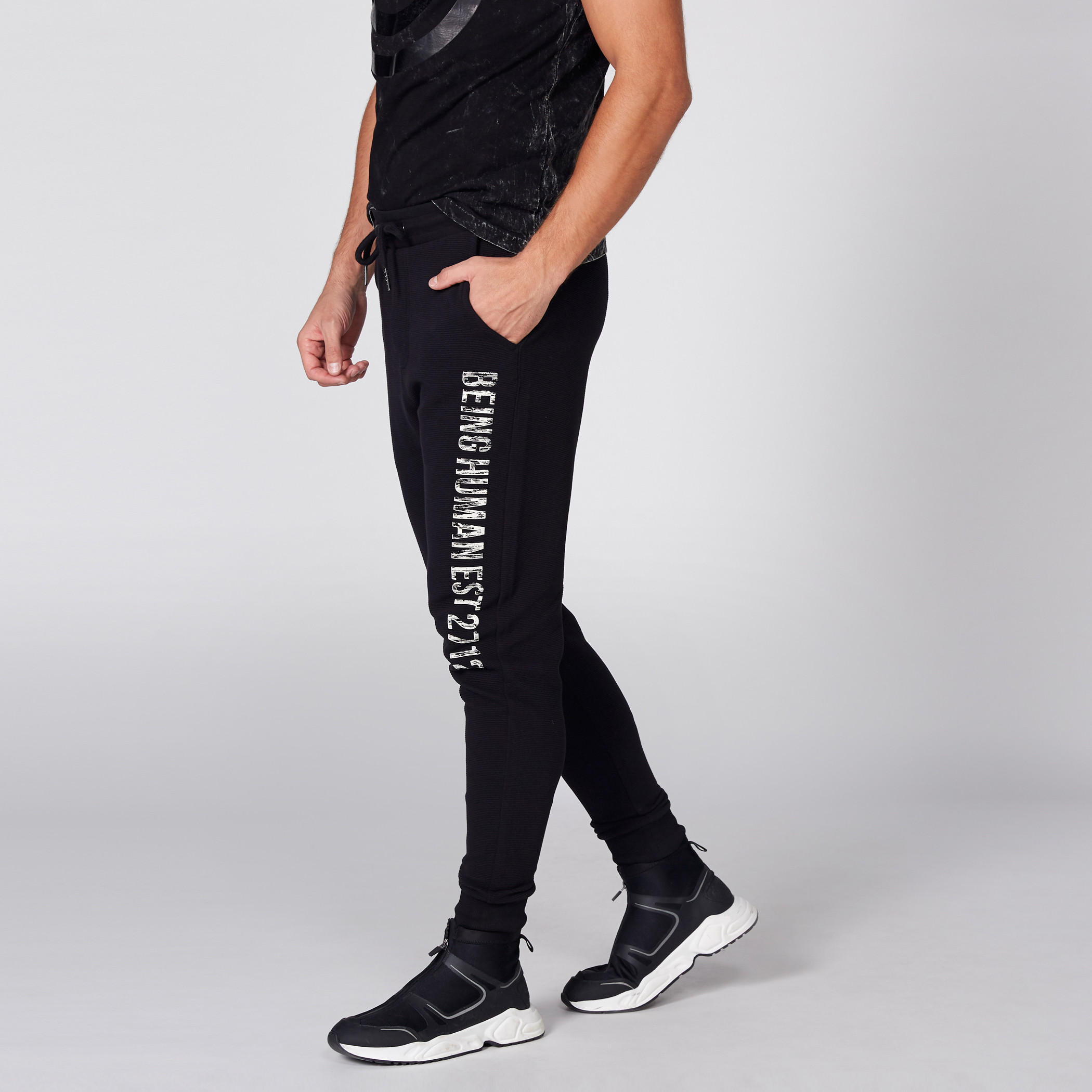 بنطال رياضي طويل بخصر مطّاطي وطبعات بيينج هيومن-men-clothing-bottoms-joggers-image-3