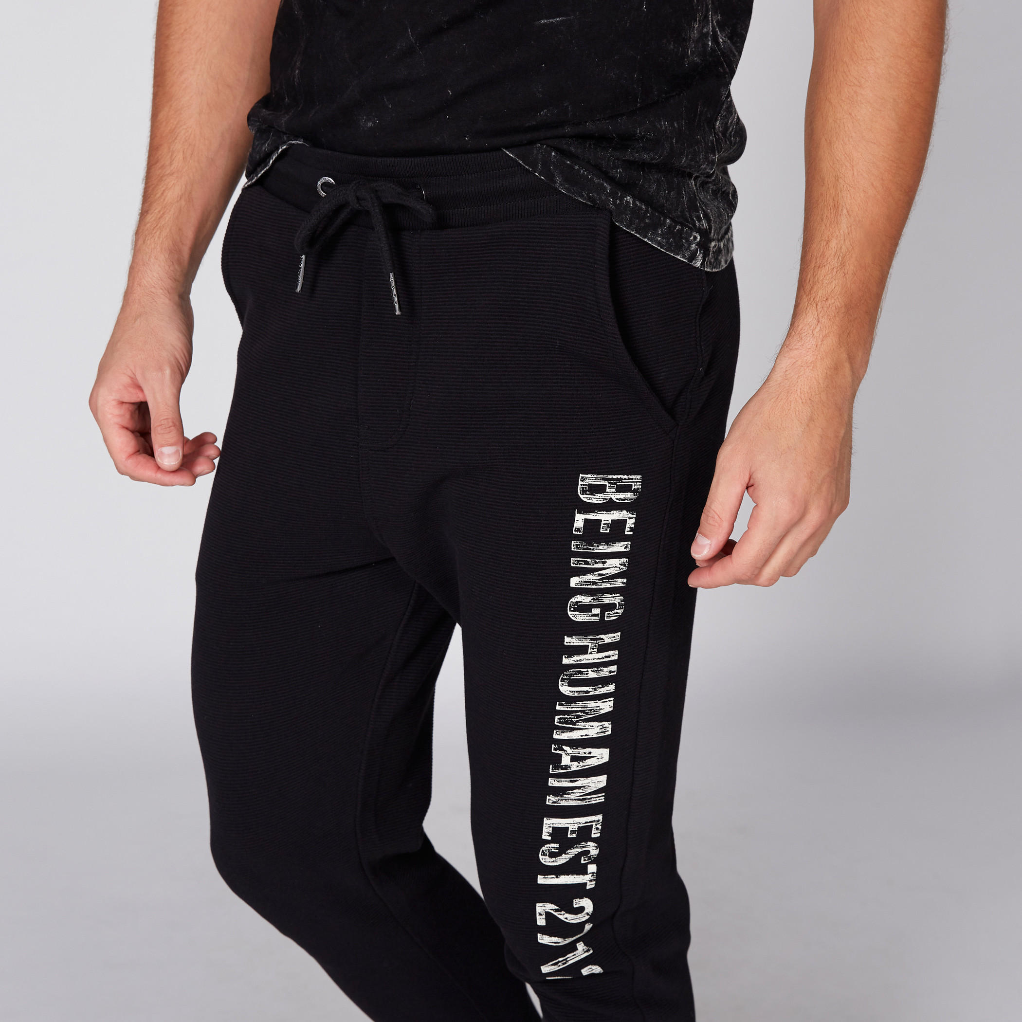 بنطال رياضي طويل بخصر مطّاطي وطبعات بيينج هيومن-men-clothing-bottoms-joggers-image-4