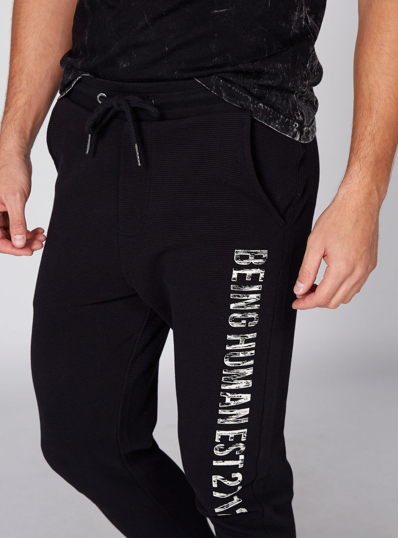 بنطال رياضي طويل بخصر مطّاطي وطبعات بيينج هيومن-men-clothing-bottoms-joggers-image-4