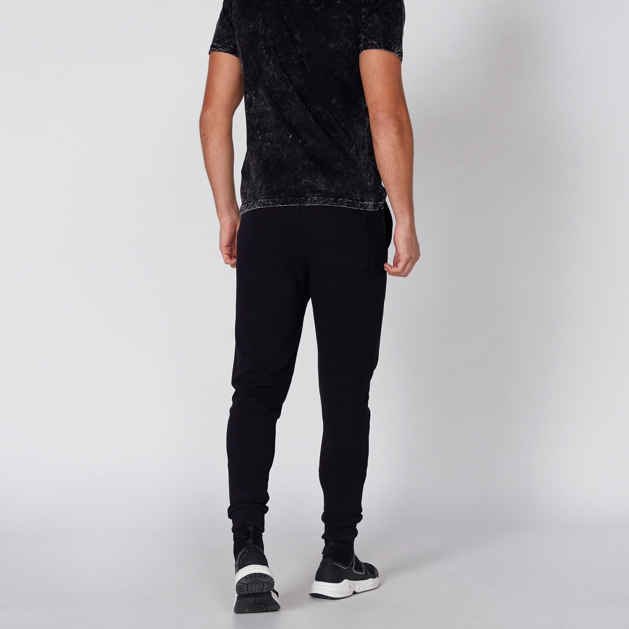 بنطال رياضي طويل بخصر مطّاطي وطبعات بيينج هيومن-men-clothing-bottoms-joggers-image-5
