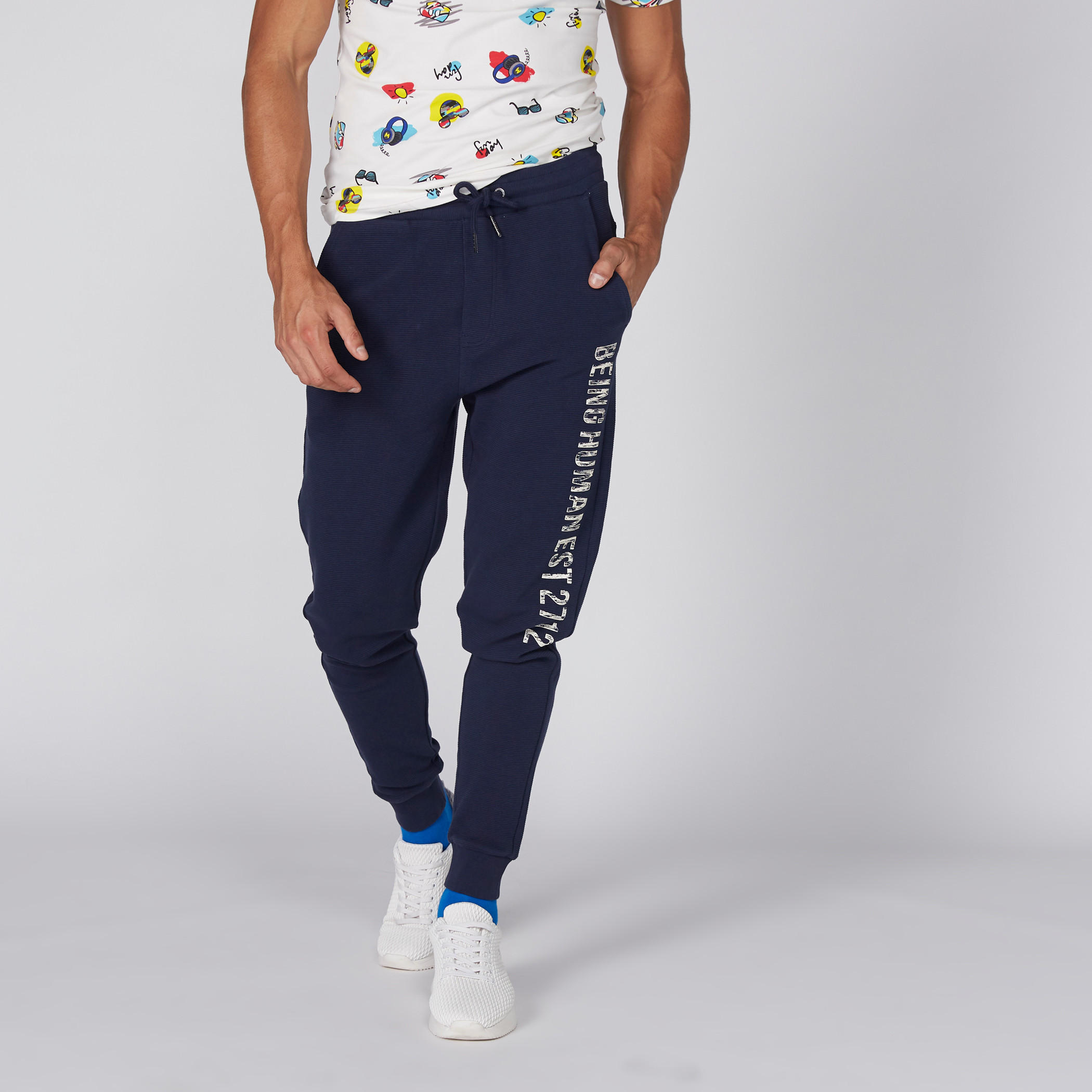 بنطال رياضي بخصر مطّاطي وطبعات بيينج هيومان-men-clothing-bottoms-joggers-image-1