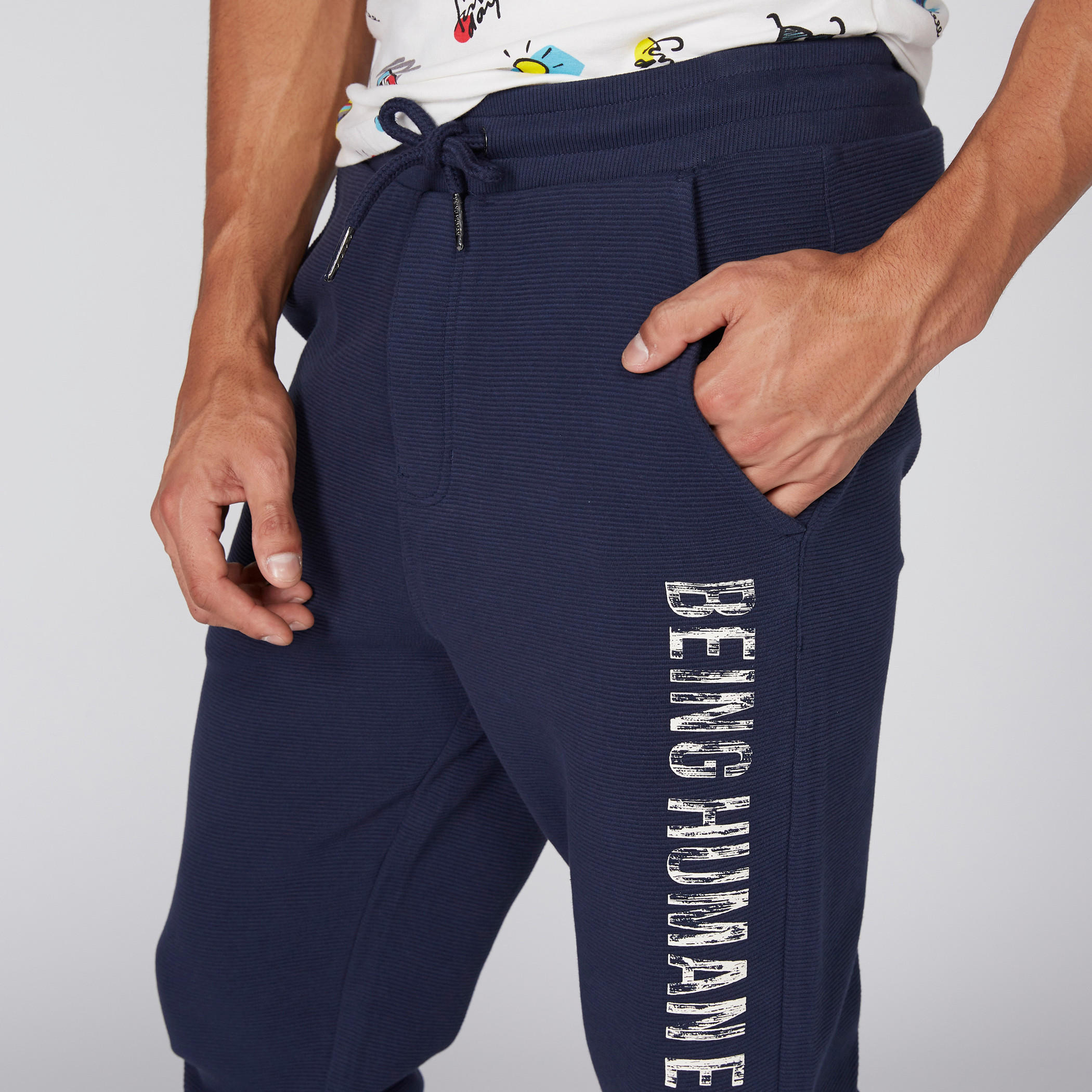 بنطال رياضي بخصر مطّاطي وطبعات بيينج هيومان-men-clothing-bottoms-joggers-image-3