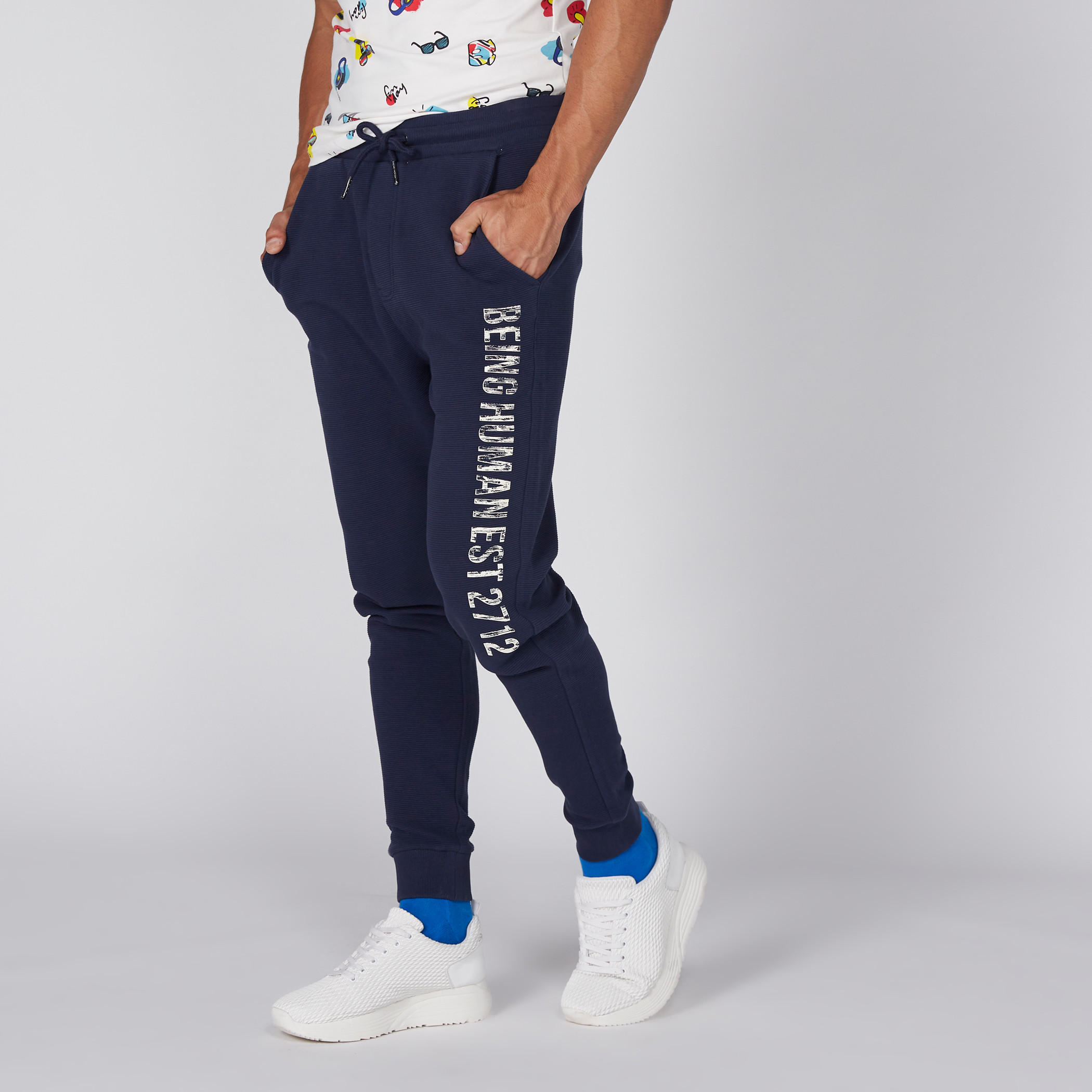 بنطال رياضي بخصر مطّاطي وطبعات بيينج هيومان-men-clothing-bottoms-joggers-image-4