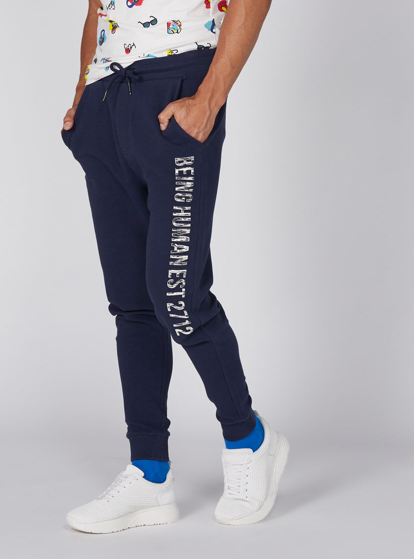 بنطال رياضي بخصر مطّاطي وطبعات بيينج هيومان-men-clothing-bottoms-joggers-image-4