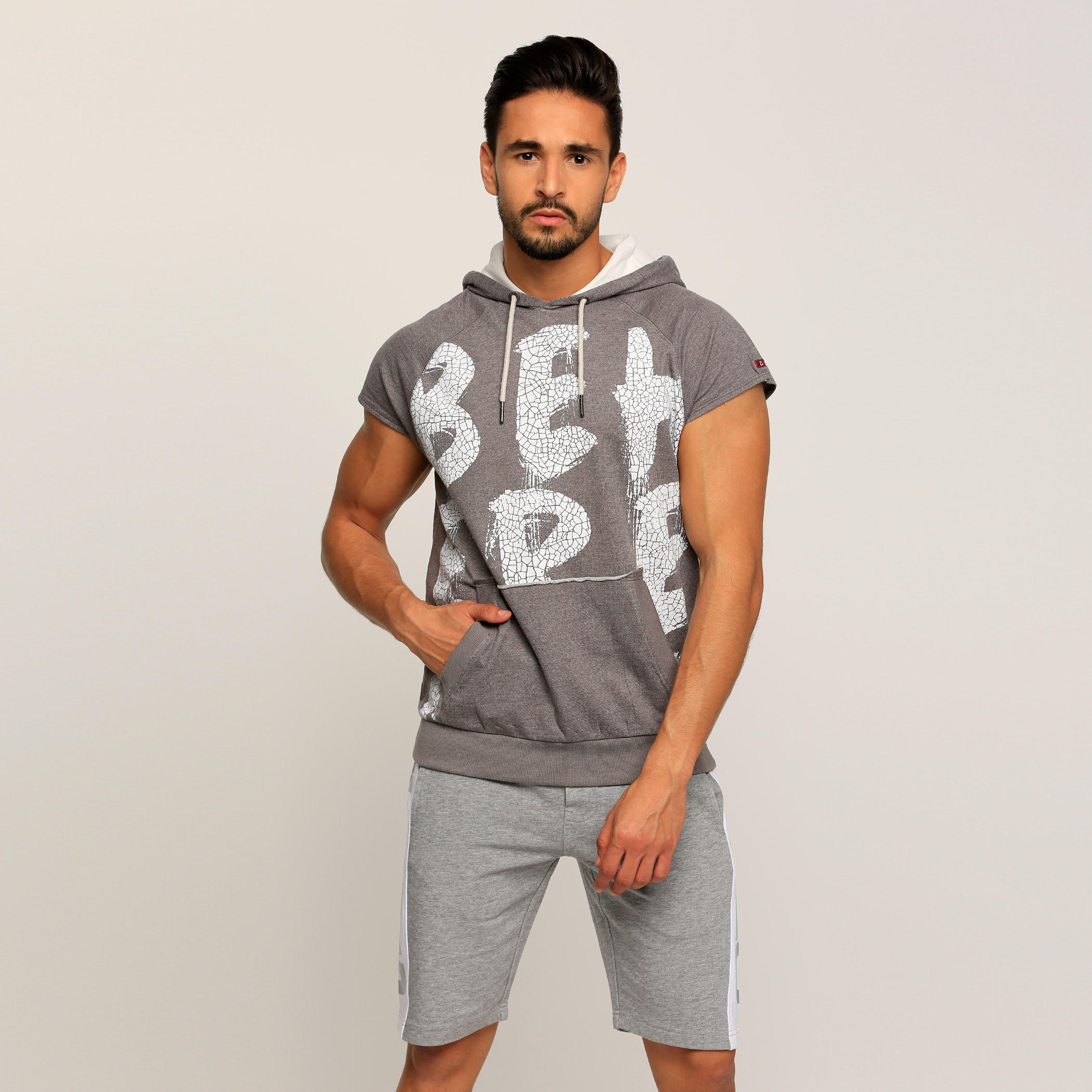 سويت شيرت بأكمام قصيرة وقبعة مع طبعات بيينج هيومان-men-winterwear-hoodiesandsweatshirts-image-1