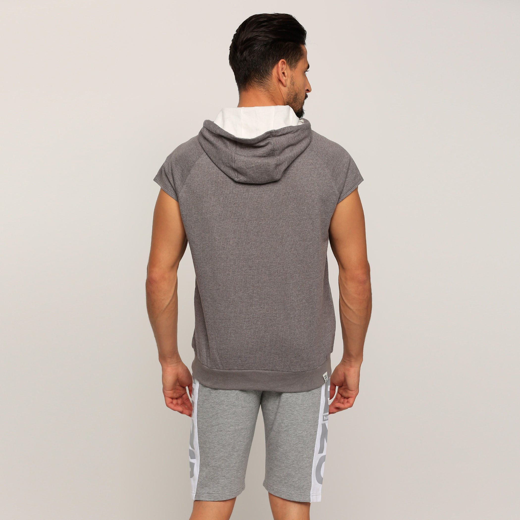 سويت شيرت بأكمام قصيرة وقبعة مع طبعات بيينج هيومان-men-winterwear-hoodiesandsweatshirts-image-2