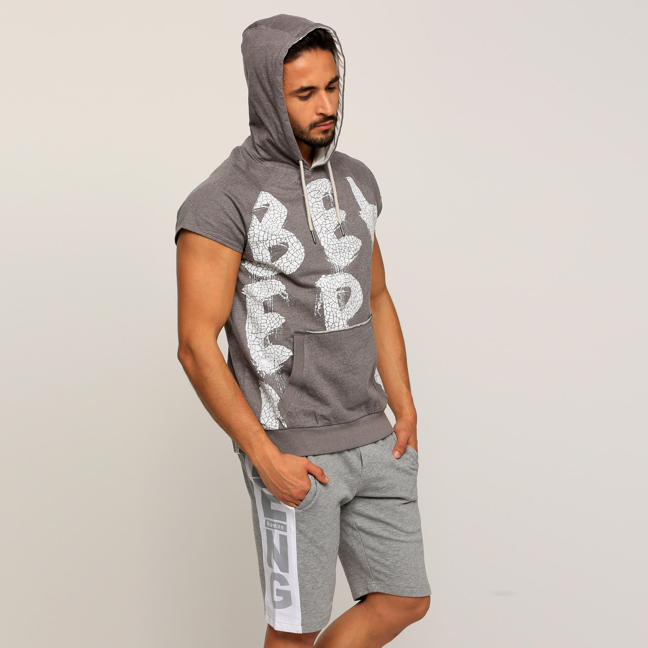 سويت شيرت بأكمام قصيرة وقبعة مع طبعات بيينج هيومان-men-winterwear-hoodiesandsweatshirts-image-3