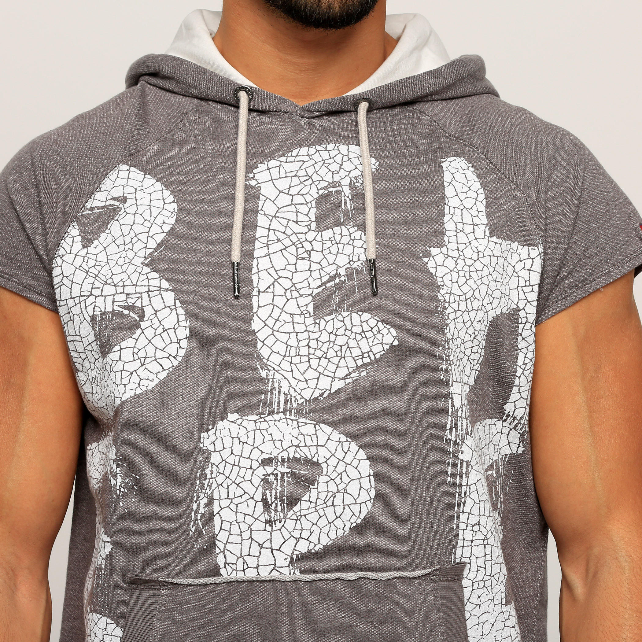 سويت شيرت بأكمام قصيرة وقبعة مع طبعات بيينج هيومان-men-winterwear-hoodiesandsweatshirts-image-4