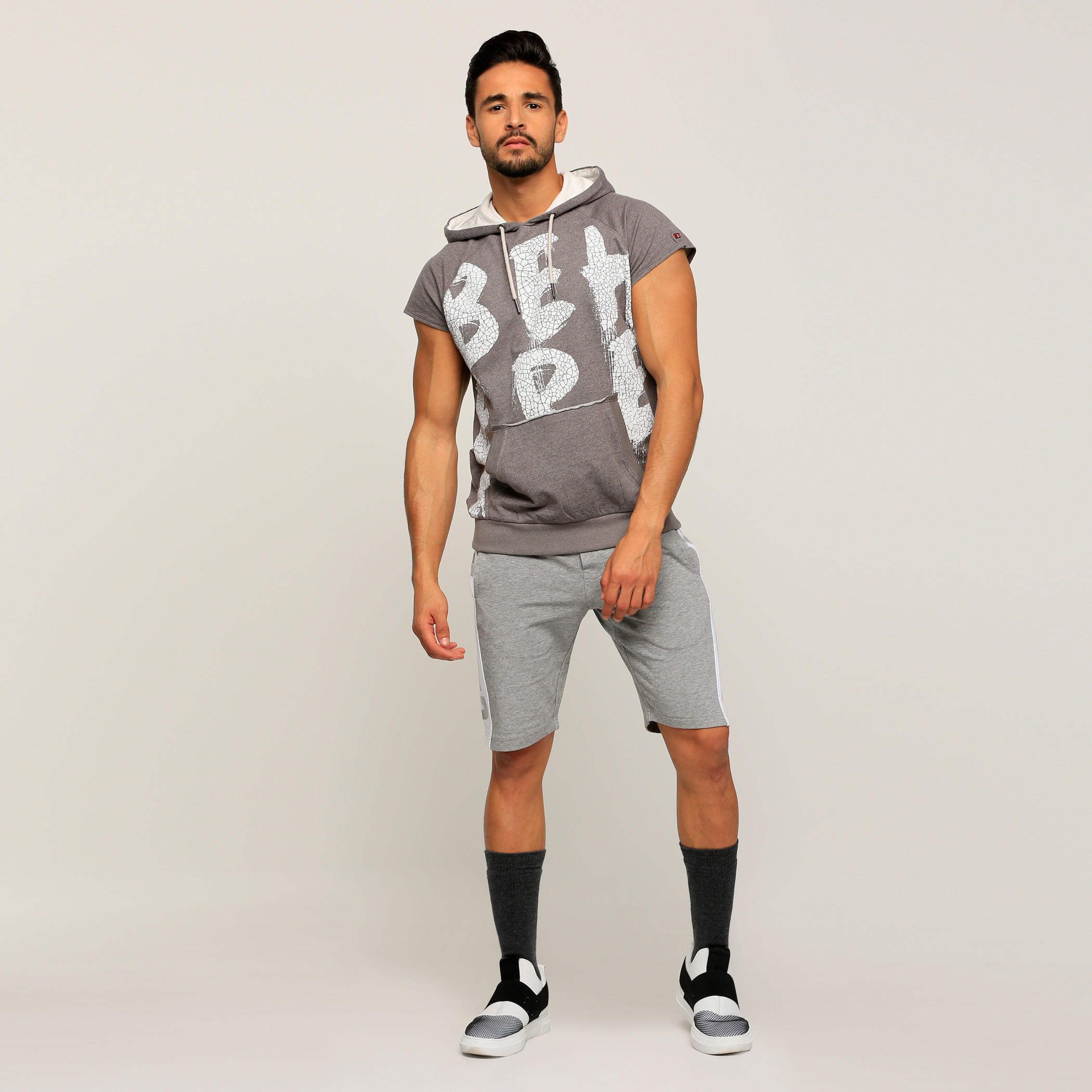 سويت شيرت بأكمام قصيرة وقبعة مع طبعات بيينج هيومان-men-winterwear-hoodiesandsweatshirts-image-5