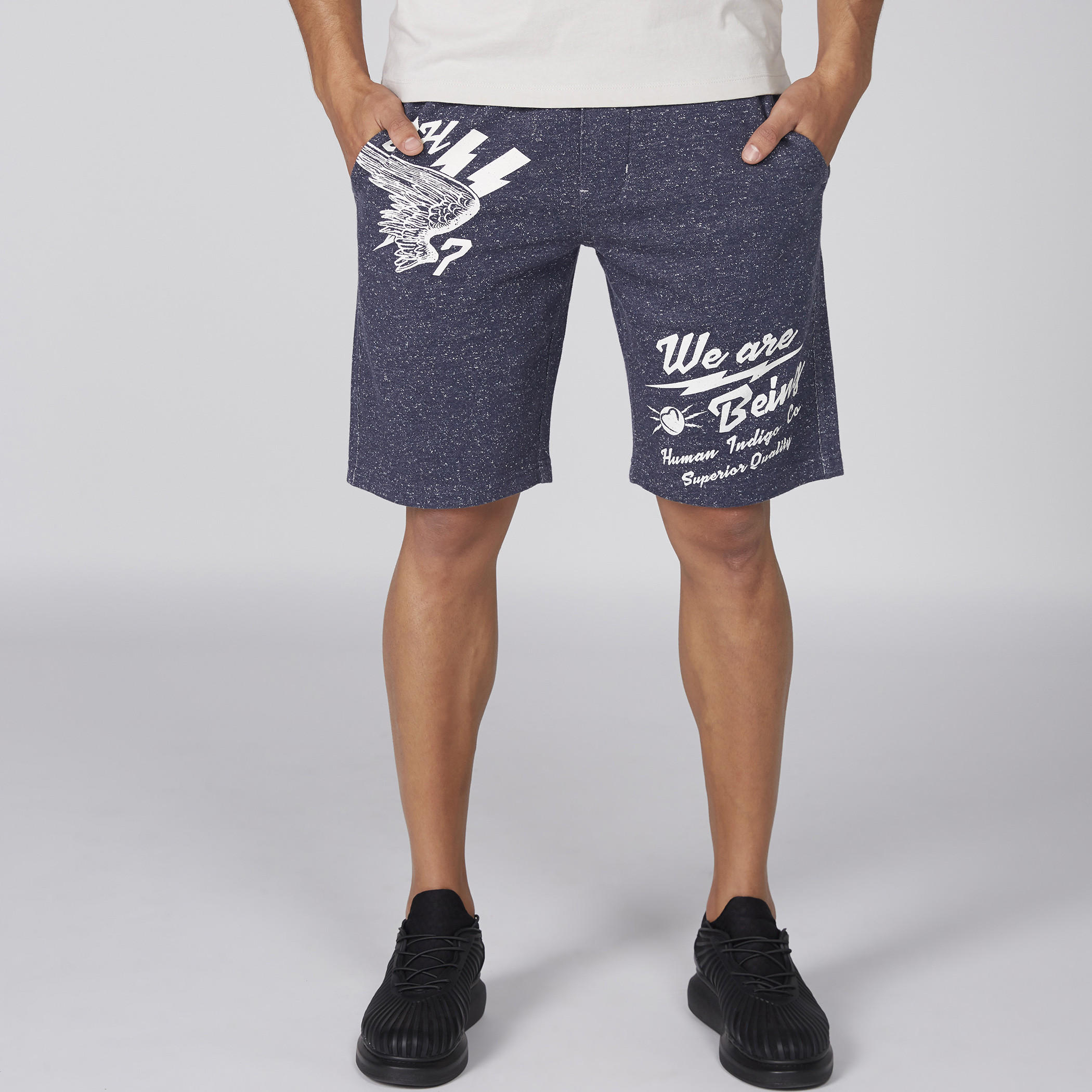 شورت بخصر مطّاطي ورباط وطبعات بيينج هيومان-men-clothing-bottoms-shorts-image-1