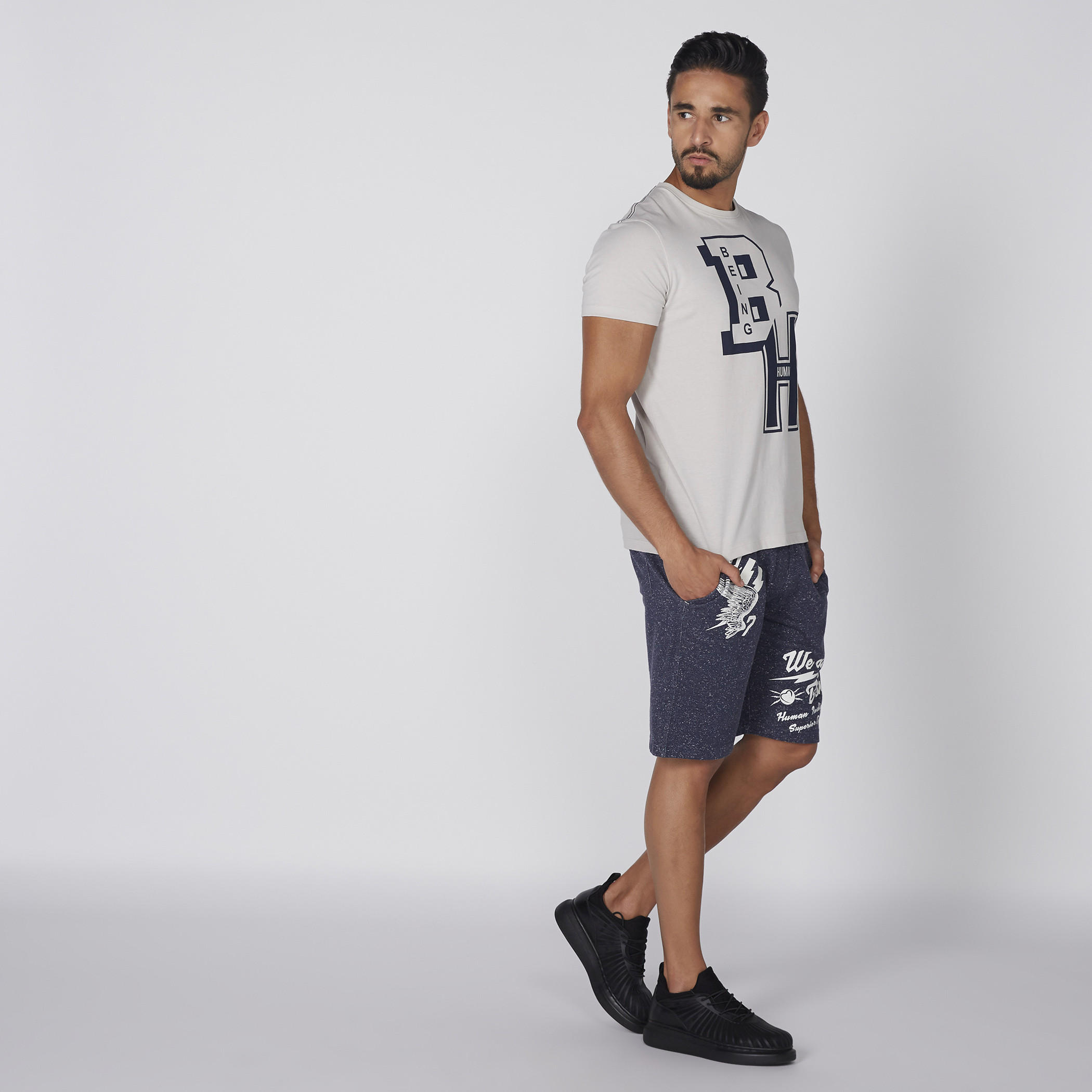 شورت بخصر مطّاطي ورباط وطبعات بيينج هيومان-men-clothing-bottoms-shorts-image-2