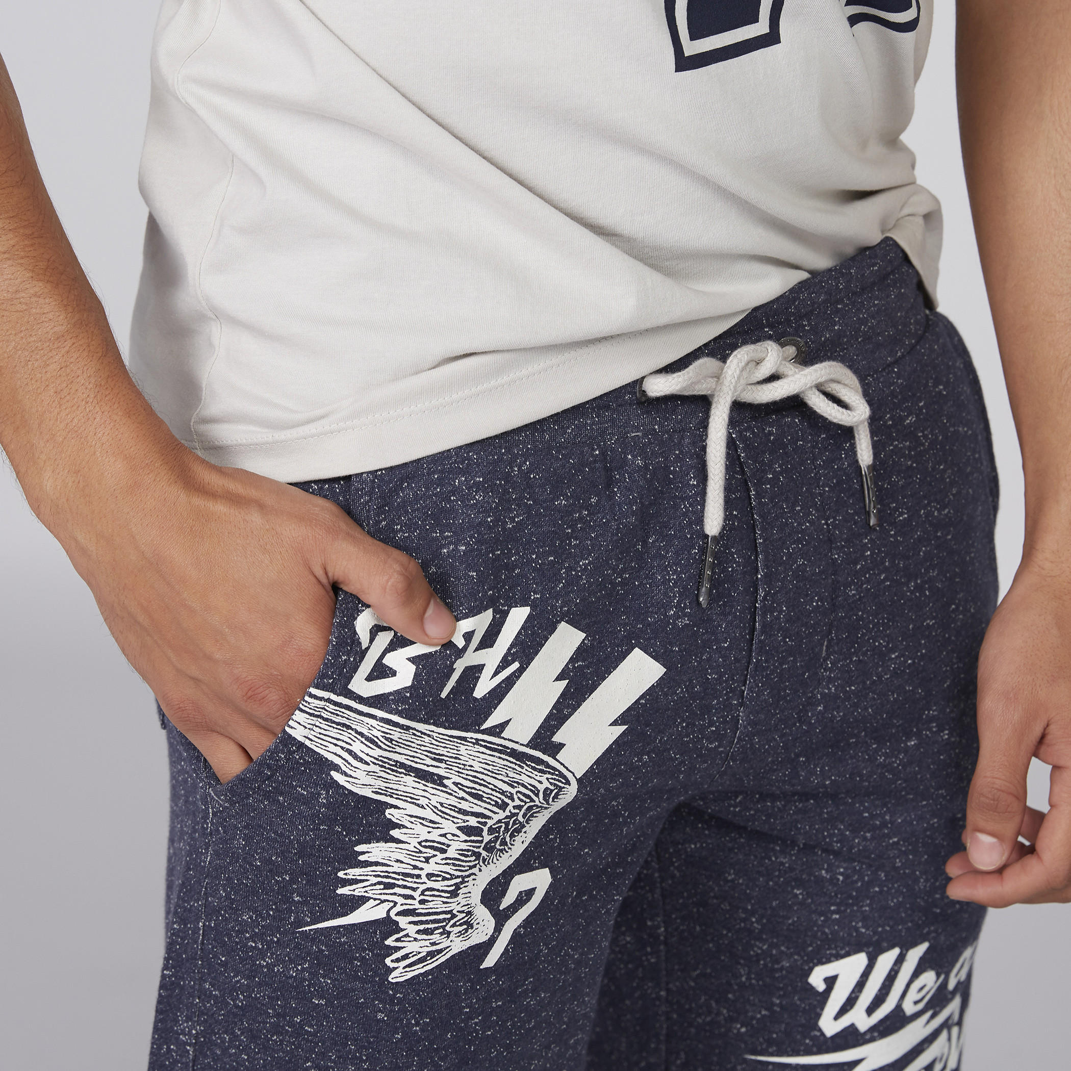شورت بخصر مطّاطي ورباط وطبعات بيينج هيومان-men-clothing-bottoms-shorts-image-3