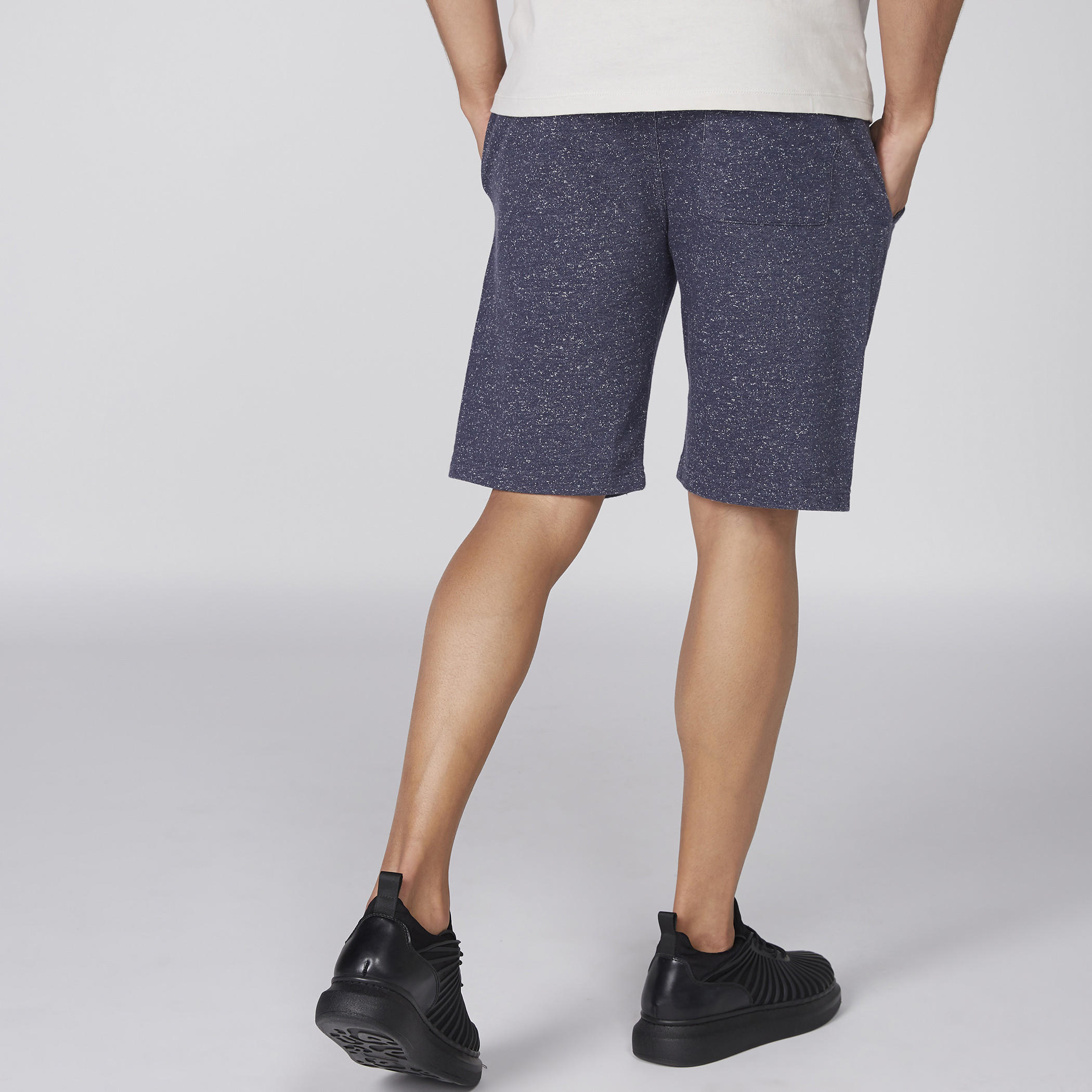 شورت بخصر مطّاطي ورباط وطبعات بيينج هيومان-men-clothing-bottoms-shorts-image-4