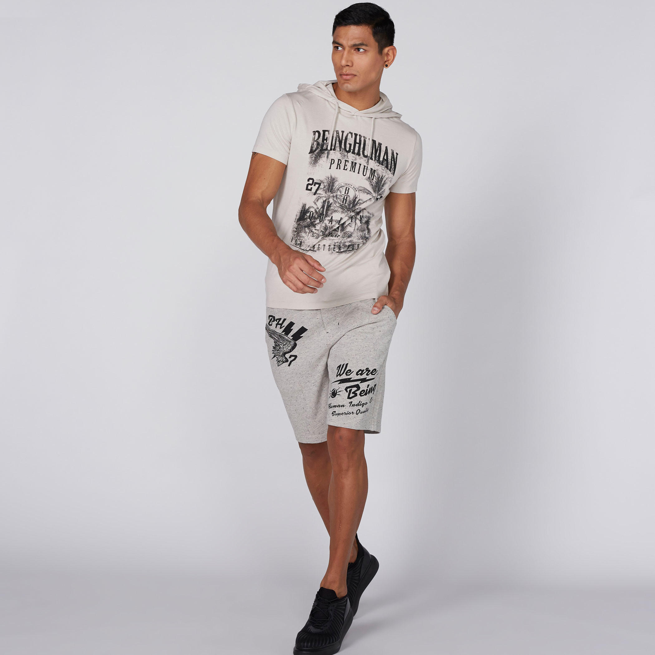 شورت بخصر مطّاطي وطبعات بيينج هيومان-men-clothing-bottoms-shorts-image-1